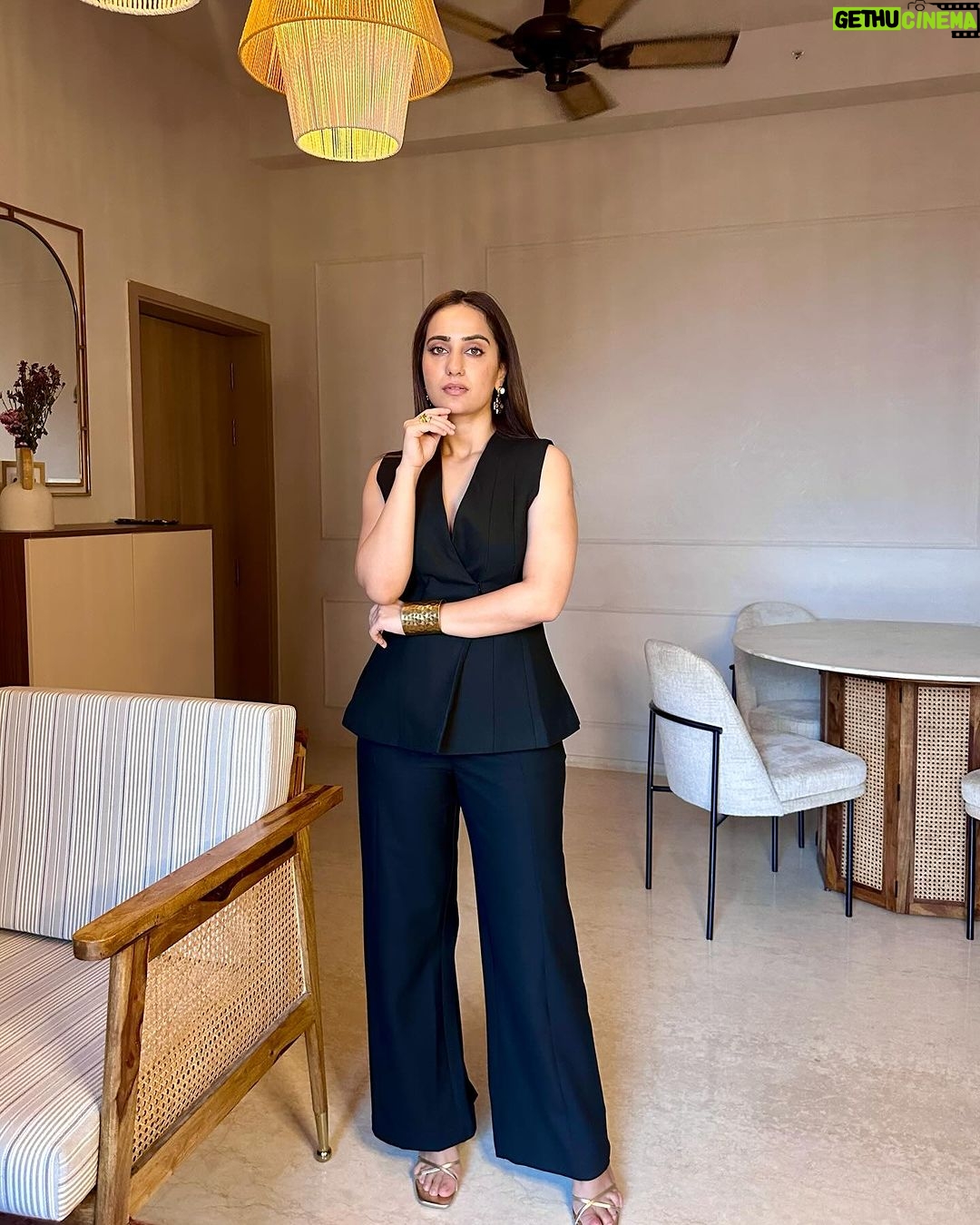 Kusha Kapila Instagram - sad that i will never get to be a mysterious gal in a 90s ghazal music video😪 . . . Styled by @ayeshaaminnigam with @mehullsinglla Outfit by @qua.clothing Rings by @misho_designs Hand cuff by @anantayabymani Earrings by @shopanatina Assisted by @vailanciaaa