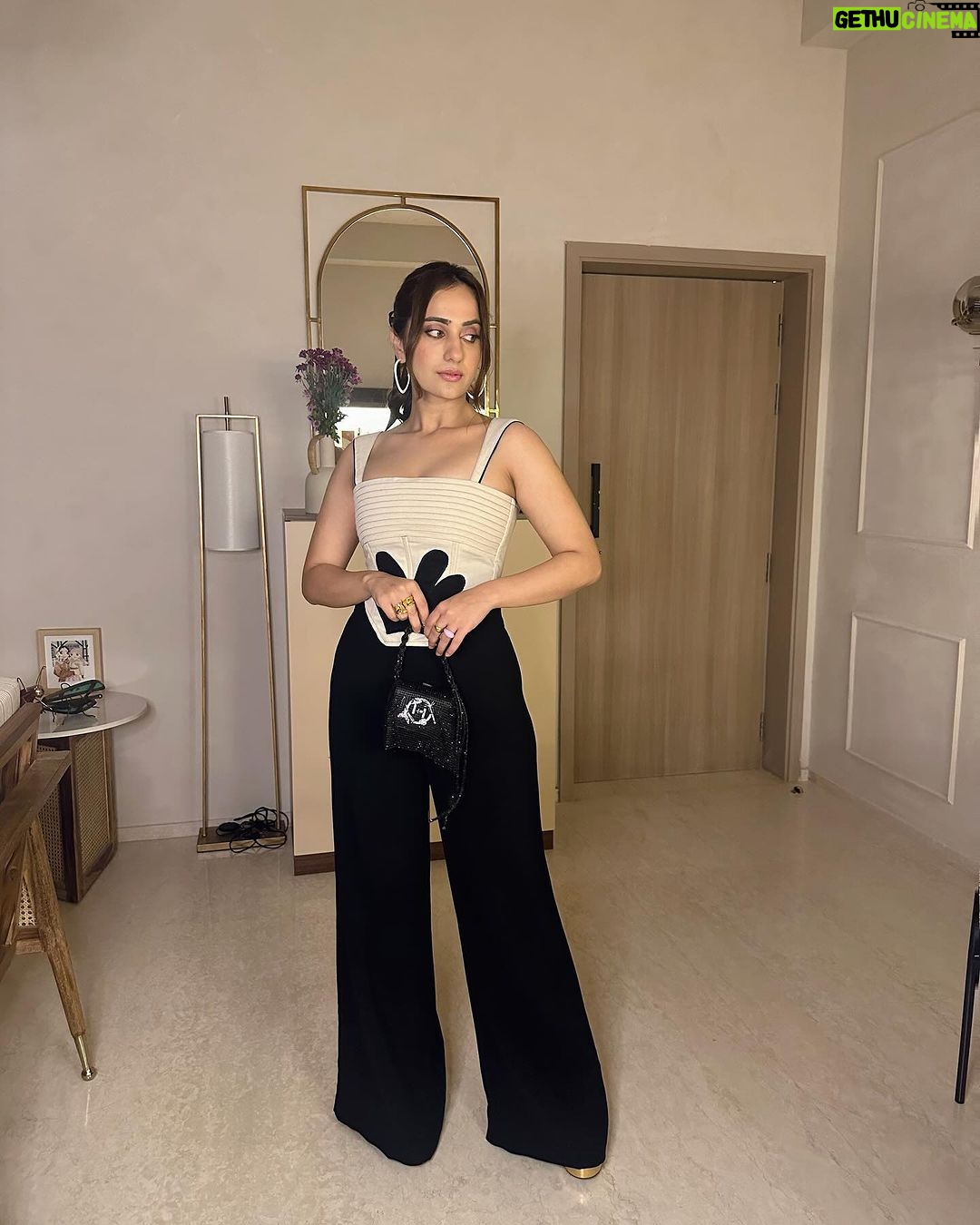 Kusha Kapila Instagram - mumbai mein thodhi thodhi thand toh hai abhi, manti hoon . . . Styled by @ayeshaaminnigam with @mehullsinglla 💄 @aashna_shah 🎀 @sanju_hairstylist Corset by @politesociety_official Jewels by @misho_designs Bag by @outhousejewellery Assisted by @vailanciaaa