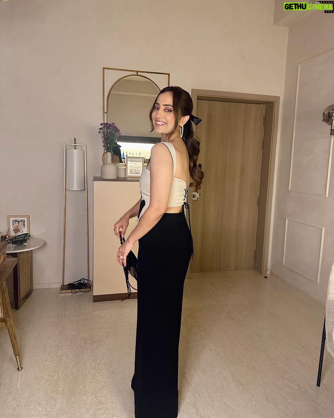 Kusha Kapila Instagram - mumbai mein thodhi thodhi thand toh hai abhi, manti hoon . . . Styled by @ayeshaaminnigam with @mehullsinglla 💄 @aashna_shah 🎀 @sanju_hairstylist Corset by @politesociety_official Jewels by @misho_designs Bag by @outhousejewellery Assisted by @vailanciaaa