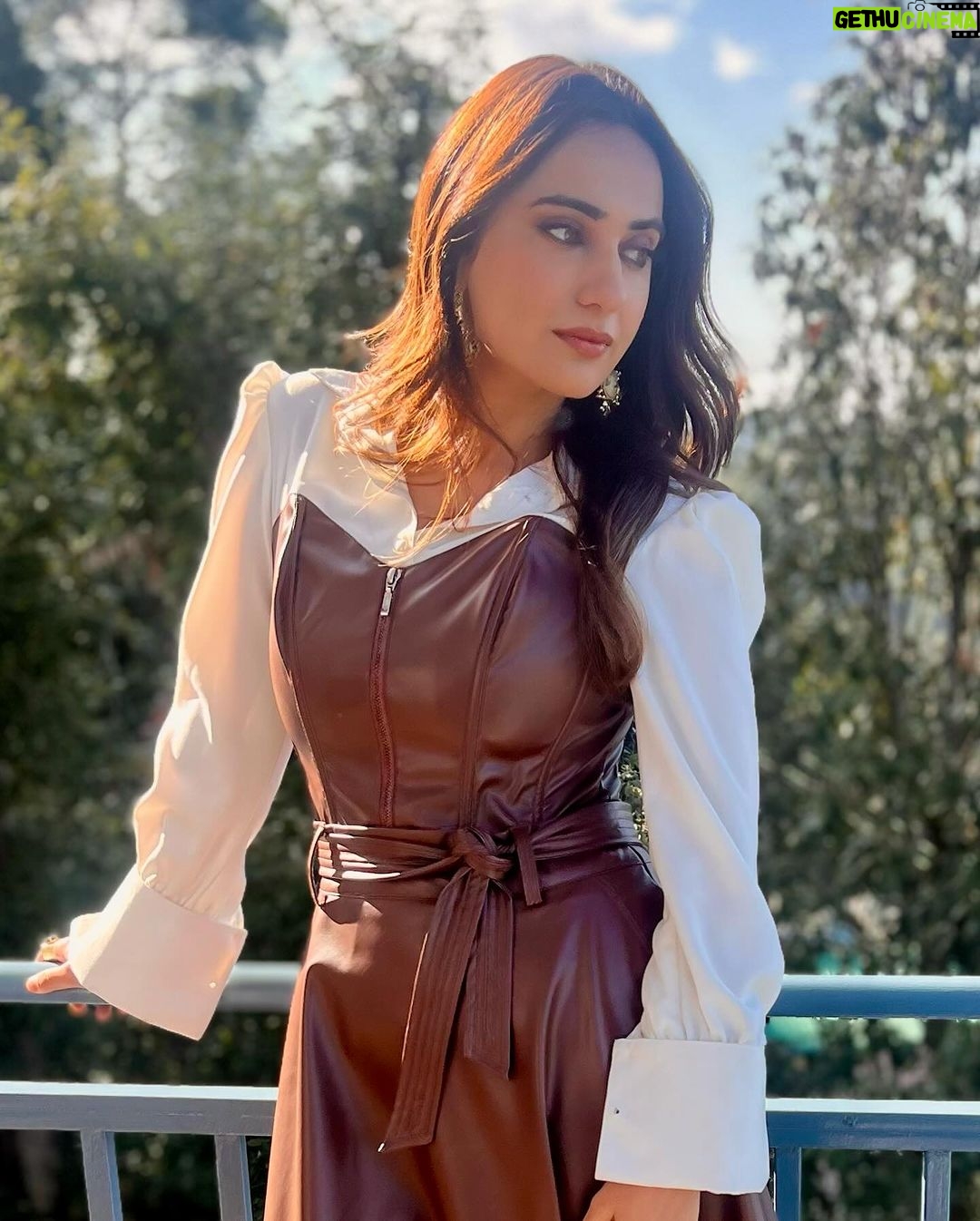 Kusha Kapila Instagram - shaam ya savere tak? . . . styled by @shivangiishrivastav 🌸 assisted with love by @jaya_bhatra @haritaa__ @deepsikha_singh @stutijain1610 Shoes from- @theater.xyz Earrings from- @theater.xyz Rings from- @dashia.in Ranikhet,uttarakhand