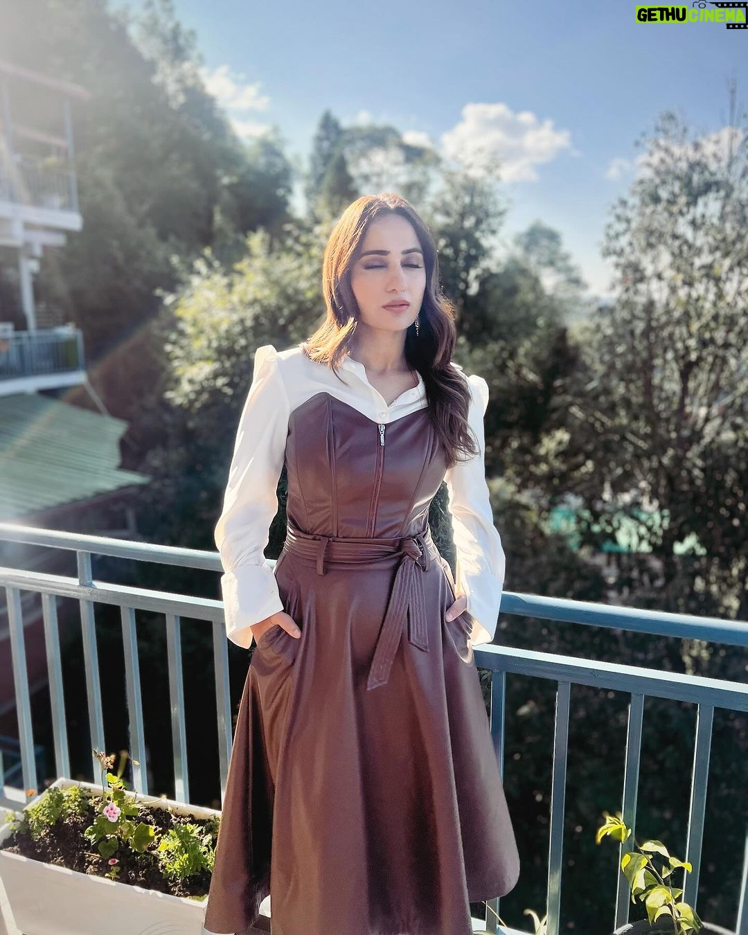 Kusha Kapila Instagram - shaam ya savere tak? . . . styled by @shivangiishrivastav 🌸 assisted with love by @jaya_bhatra @haritaa__ @deepsikha_singh @stutijain1610 Shoes from- @theater.xyz Earrings from- @theater.xyz Rings from- @dashia.in Ranikhet,uttarakhand