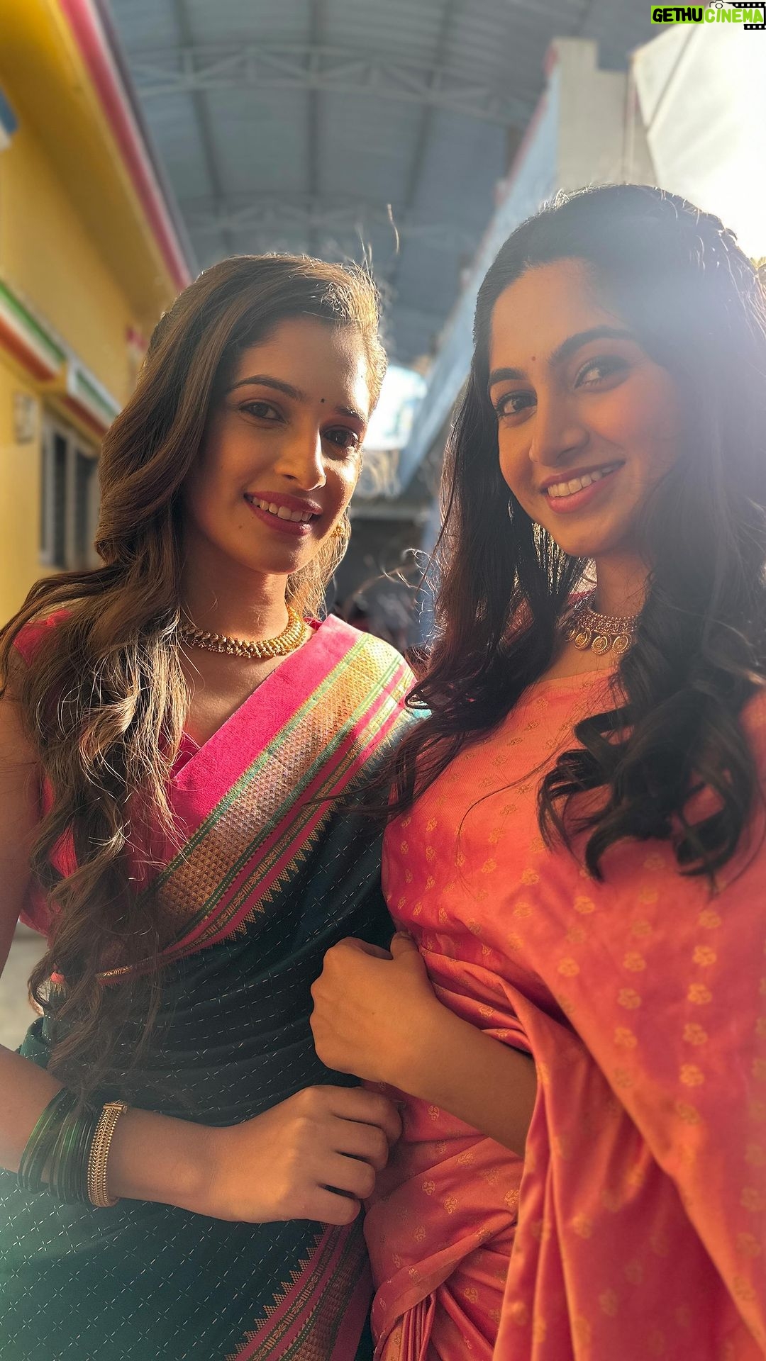 Kushee Ravi Instagram - Just us, embracing every moment as ‘us’. All love and love to all you guys from the sets of full meals❤️ Love PP #pooja #preethi Styling by our very own @stylebyaishwarya Wearing @saitanarya Makeup and hair : @makeovers_by_shwethagowda @makeovers_by_sowmyaraj Assisted by @thestyles_surya @fullmeals_movie Bengaluru