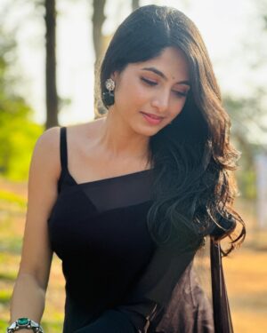 Kushee Ravi Instagram - Find the beauty in every moment.
.
.
Styling : @stylebyaishwarya 
Mua : @makeovers_by_shwethagowda 
Pc : @lohitksl