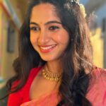 Kushee Ravi Instagram - "A smile is an inexpensive way to change your looks." . . . Pc : @lohitksl Mua : @makeovers_by_shwethagowda Styling : @stylebyaishwarya #dia #spookycollege #fullmeals #pindam #actor #actorslife #kannadaindustry #soul #soulofdia #kusheeravi #kannadathi