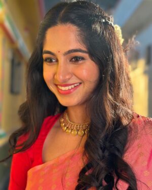 Kushee Ravi Instagram - "A smile is an inexpensive way to change your looks."
.
.
.
Pc : @lohitksl 
Mua : @makeovers_by_shwethagowda 
Styling : @stylebyaishwarya 

#dia #spookycollege #fullmeals #pindam #actor #actorslife #kannadaindustry #soul #soulofdia #kusheeravi #kannadathi