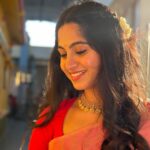 Kushee Ravi Instagram - "A smile is an inexpensive way to change your looks." . . . Pc : @lohitksl Mua : @makeovers_by_shwethagowda Styling : @stylebyaishwarya #dia #spookycollege #fullmeals #pindam #actor #actorslife #kannadaindustry #soul #soulofdia #kusheeravi #kannadathi