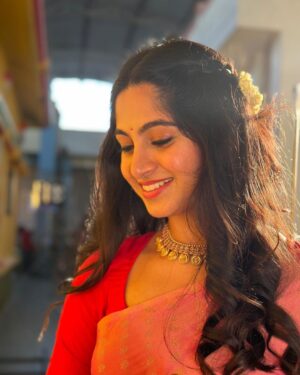 Kushee Ravi Instagram - "A smile is an inexpensive way to change your looks."
.
.
.
Pc : @lohitksl 
Mua : @makeovers_by_shwethagowda 
Styling : @stylebyaishwarya 

#dia #spookycollege #fullmeals #pindam #actor #actorslife #kannadaindustry #soul #soulofdia #kusheeravi #kannadathi