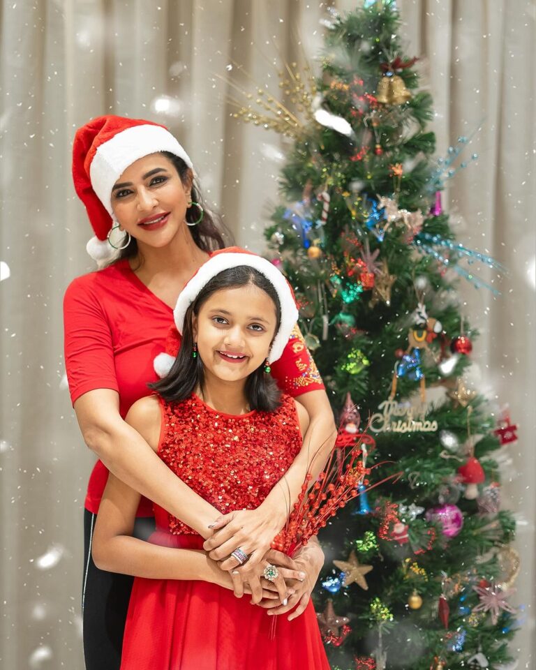 Lakshmi Manchu Instagram - Festive Spirit at home, wishing you a very merry holiday season!🎄❄️ Home Sweet Home