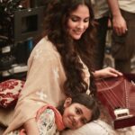 Lara Dutta Instagram - Wilayat…. On set, with her daughter….. Both reel and real life! 😍😍. 📸: @anmol_kachroo Charlie Chopra and the mystery of Solang Valley Only on @sonylivindia #CharlieChopraandthemysteryofSolangValley