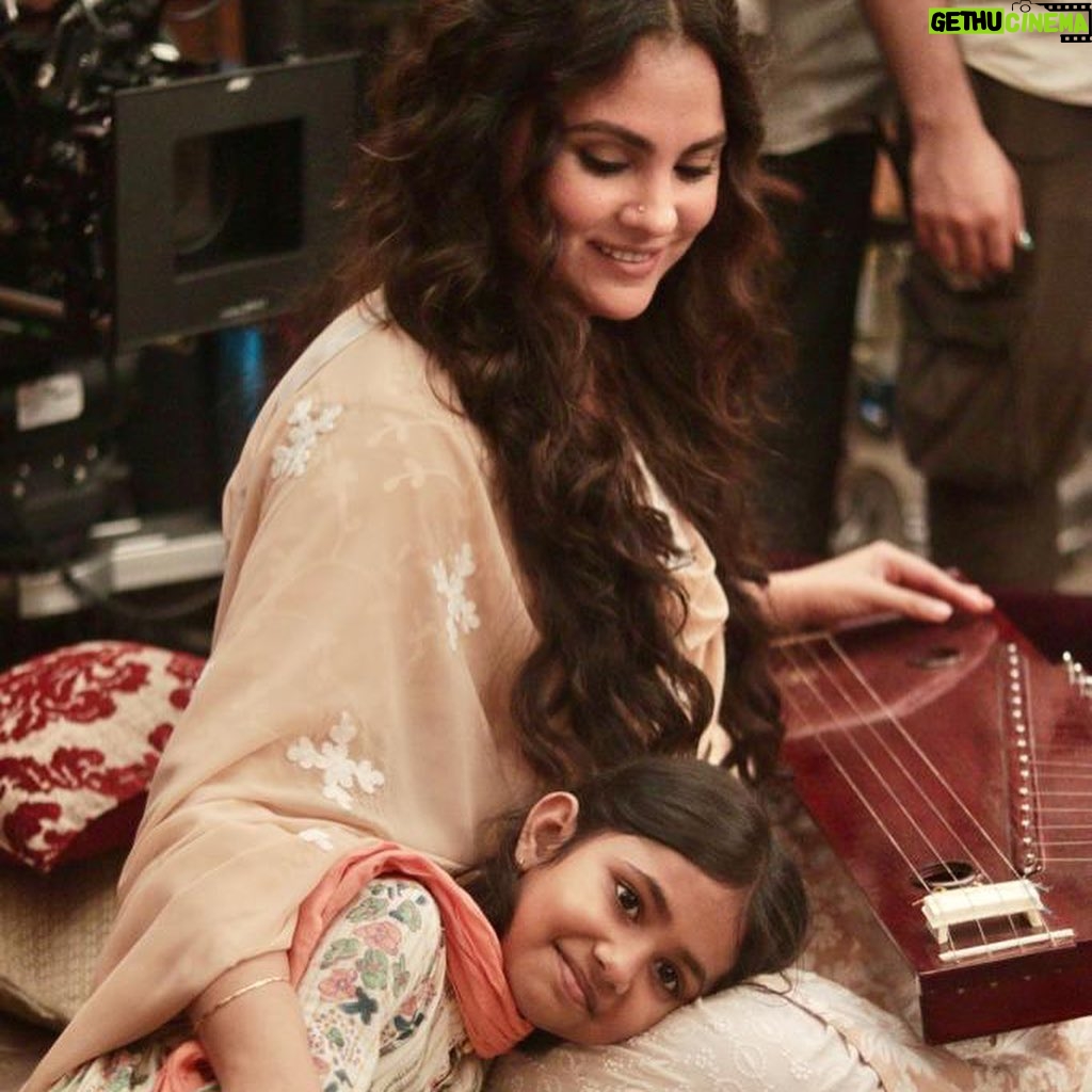 Lara Dutta Instagram - Wilayat…. On set, with her daughter….. Both reel and real life! 😍😍. 📸: @anmol_kachroo Charlie Chopra and the mystery of Solang Valley Only on @sonylivindia #CharlieChopraandthemysteryofSolangValley