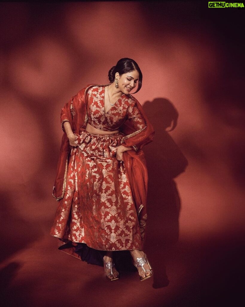 Lavanya Tripathi Instagram - Diwali ka pataka kinda vibe 🎆 Styled by - @ashwin_ash1 & @hassankhan_3 Outfit - @raw_mango Jewelry- @vegasri_goldanddiamonds Footwear- @aprajitatoorofficial Shot by - @ishan.n.giri @theperfecttoast.in