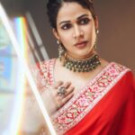 Lavanya Tripathi Instagram - 🧨 . . ▫️Styled by: @ashwin_ash1 & @hassankhan_3 ▫️Saree - @taruntahiliani ▫️Jewellery @vegasri_goldanddiamonds ▫️Shot by - @ishan.n.giri