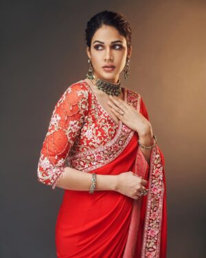 Lavanya Tripathi Instagram - Ye lal rang… ♥️
.
.
.

▫️Styled by:
@ashwin_ash1 & @hassankhan_3 

▫️Saree - @taruntahiliani 

▫️Jewellery @vegasri_goldanddiamonds 

▫️Shot by - @ishan.n.giri
