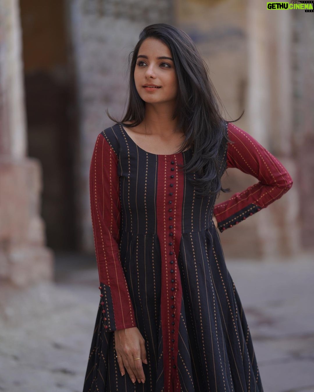 Lavanyaa Instagram - Be limitless , For your dreams🎈 Wearing @instorefashions Photography @karthikha_photography #dream #live #me #model #actress #photoshoot #jaipur #fashion #loveit #style #outdoor #picoftheday #instagood #instagram #instadaily #post #newpost #chennai #vani #mullai #black #blackdress Jaipur, Rajasthan