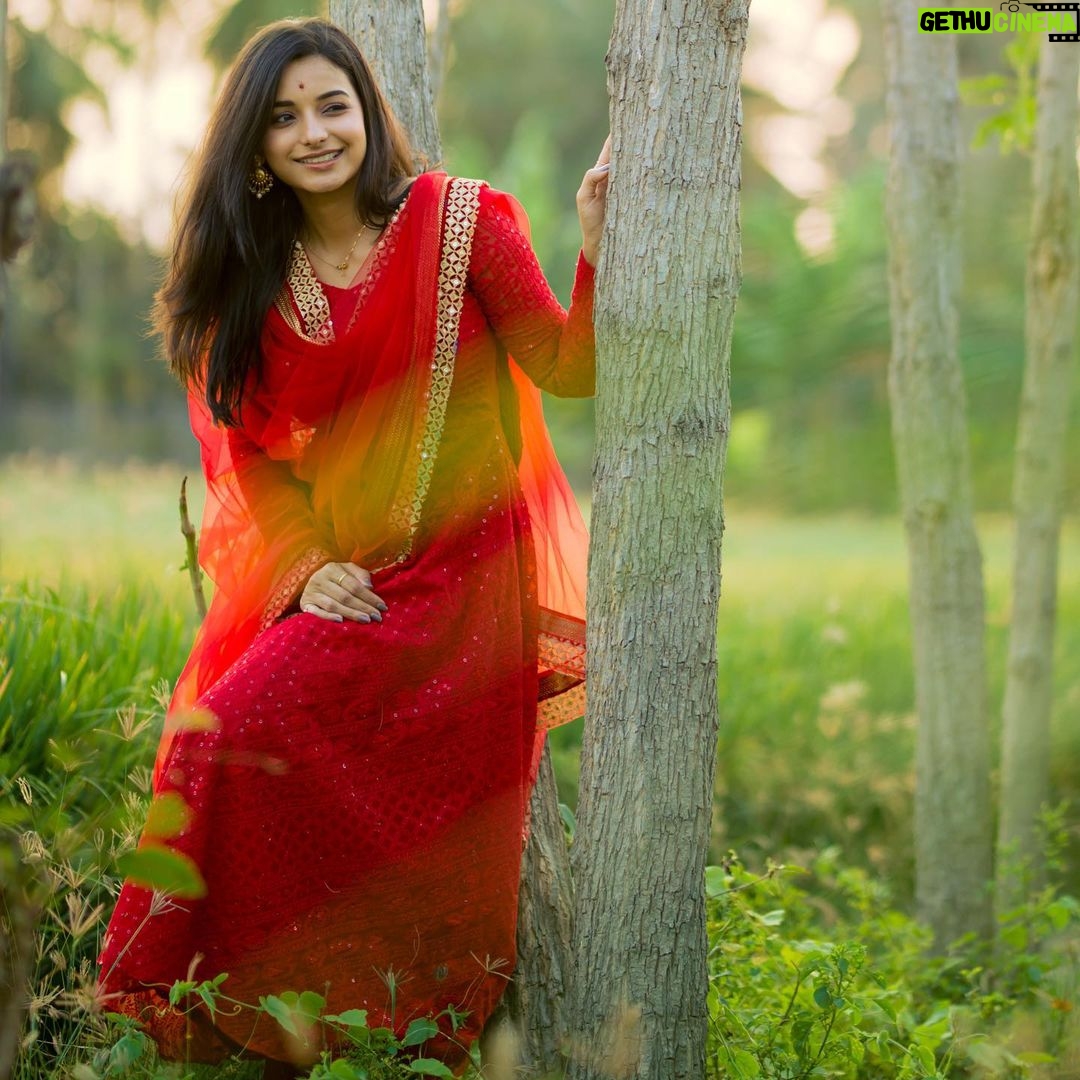 Lavanyaa Instagram - என் ஆசை நானா சொல்வேன்… 📸 @karthikha_photography Outfit @sambhaviboutique #lavanya #tamil #tamilcinema #tamilponnu #kalvare #raavanan #tamilsong #tamilactress #tamilsongs #love #tamil #red #kurthi #green #forest #photography #trees #green #hairstyles #fashion #explorer #pandianstores #mullai #sippikulmuthu #bridal #indianwear #indianwedding #indianweddings #southindia #southindianweddings Madurai - நம்ம மதுரை