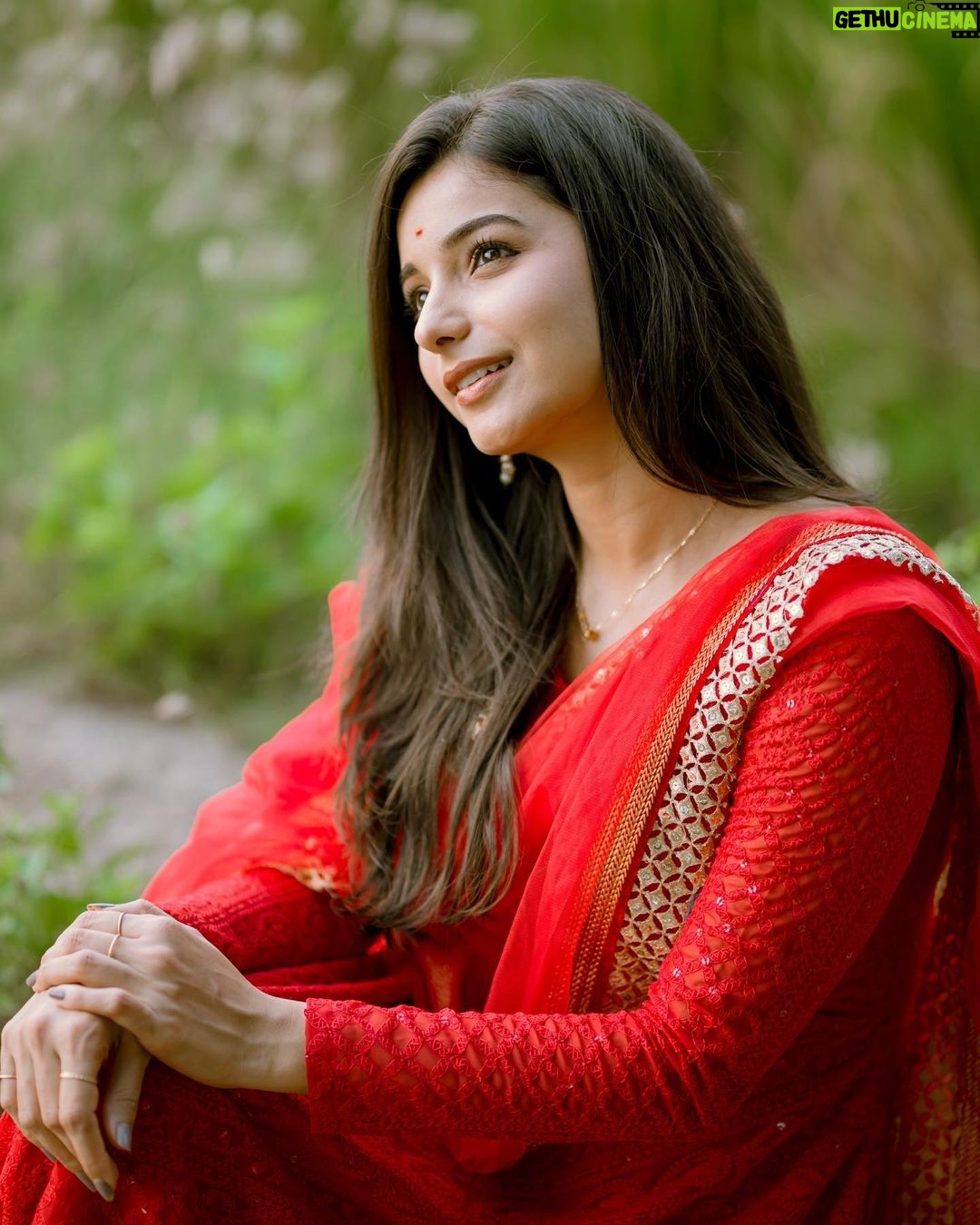 Lavanyaa Instagram - இது என்ன கனவா… 📸 @karthikha_photography 💃🏻 @sambhaviboutique #lavanya #tamil #tamilcinema #tamilserial #tamilstatus #tamilsong #tamilactress #tamilsongs #red #reddress #churidar #chudidhar #fashion #ipl2023 #ipl #hairstyles #hair #kumkum #ootd #yoga #aesthetic #river #lavanyaa #tamillove #love #malargalemalargale #ramadan #explore #photography #beautiful Madurai - நம்ம மதுரை