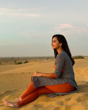 Lavanyaa Instagram - What makes the desert beautiful is that somewhere it hides a well. 

#lavanya #rajasthan #jaisalmer #desert
