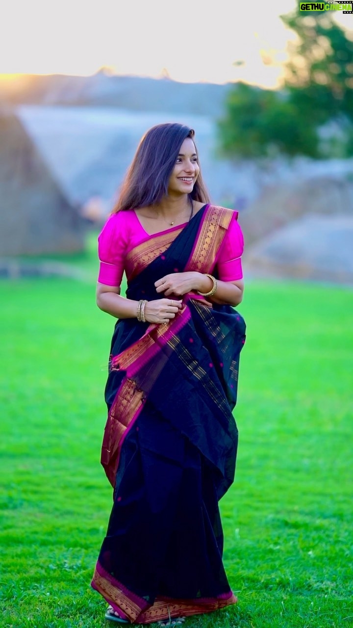Lavanyaa Instagram - என் மனசில் மழையடிக்கும்… Saree @kanchi_cottonsarees Blouse @sambhaviboutique 🎥 @kanyamedia #lavanya #tamil #tamilcinema #kollywood #tamilponnu #tamilsongs #ondrarendaaasaigal #tamilreels #réel #tamilsong #tamilstatus #love #lovesongs #lovestatus #black #blacksaree #blousedesigns #blouse #blouses #saree #sareelove #instagood #instadaily #ootd #southindianbride #southindianweddings #hairstyles #chennai #tamilnadu #tamilmovie Mahabalipuram