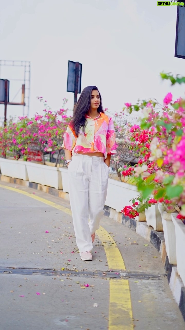 Lavanyaa Instagram - Cover me in Sunshine ☀️ 🎥 @kanyamedia #lavanya #tamil #tamilponnu #tamilcinema #tamilsongs #tamilnadu #kollywood #kollywoodcinema #tamilactress #airport #chennai #handm #ootd #outfit #outfitoftheday #fashion #fashionblogger #fashionstyle #white #whitedress #streetstyle #airportlook #hairstyles #healthyfood #healthylifestyle #organic #love #instagood #girl Chennai, India
