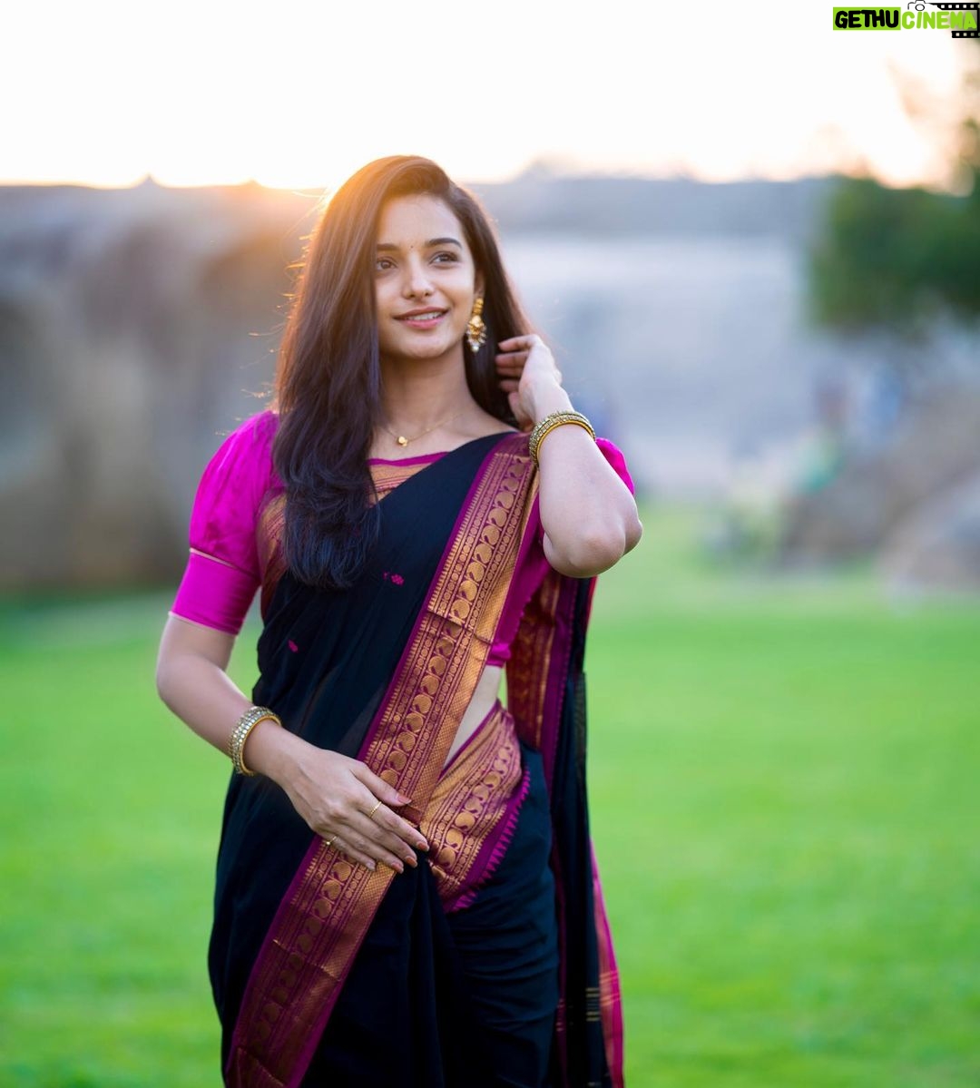 Lavanyaa Instagram - Happy Women's Day to all the women who are breaking barriers and making history! Saree @kanchi_cottonsarees Blouse @sambhaviboutique 📸 @kanyamedia #happywomensday #womensday #internationalwomensday #womenempowerment #ootd #india #saree #sareelove #tamilsongs #tamilcinema #photography #portraitphotography #sunset #mahabalipuram #chennai #hairstyles #blacksaree #hairstyles #nomakeup #instagood #explore #love #tamilserial #vijaytelevision #pogiren #sunflare #southindianbride #southindiansaree #entrepreneur #business #healthyfood Mahabalipuram
