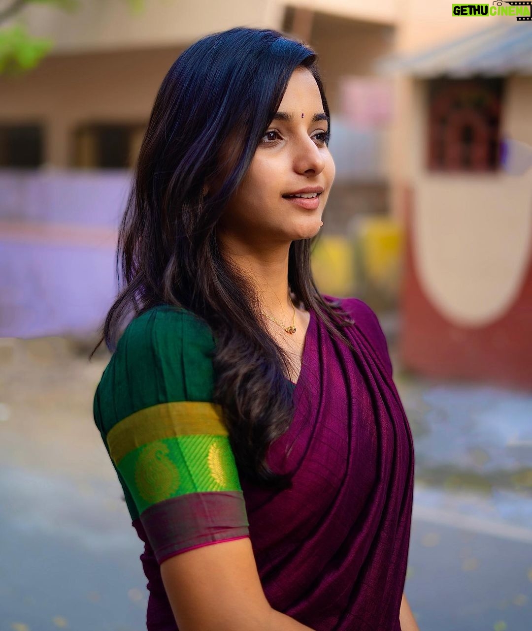 Lavanyaa Instagram - There’s bravery in being soft 🕊️ Outfit @kanchi_cottonsarees Designed by @sambhaviboutique 📸 @kanyamedia #lavanya #tamil #tamilponnu #tamilcinema #tamilsongs #tamilsong #idhuvumkadandhupogum #tamilactress #kollywood #tamilvideo #halfsaree #saree #sareelove #sareefashion #sareedraping #southindianweddings #vijaytelevision #hairstyles #fashion #blouse #designer #kollywoodcinema #girl #ootd #nomakeup #healthylifestyle #bindi #ipl2023 #photography #portraitphotography