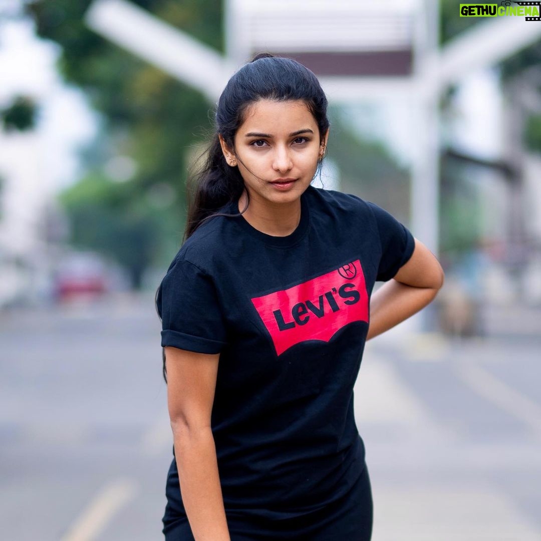 Lavanyaa Instagram - Mudhal kanave š«§š« šø @kanyamedia #lavanya #tamil #tamilponnu #tamilcinema #kollywood #tamilactress #tamilsongs #tamilmovie #tamilserial #girl #nomakeup #streetstyle #sunset #chennai #tshirt #levis #skincare #organic #organicskincare #tamilstatus #mudharkanave #harrisjayaraj #instagood #ootd #hairstyles #love #explore #photooftheday #photography #peace Chennai, India