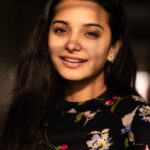 Lavanyaa Instagram - குற்றம் சொல்லாமல் ஒரு சுற்றம் இல்லையடி, இழையும் புன்னகையால் நீ இருட்டுக்கு வெள்ளையடி …🤍 📸 @kanyamedia #lavanya #tamil #tamilcinema #tamilsongs #tamilponnu #love #santhosam #girl #ootd #homesweethome #photography #portraitphotography #fashion #beautiful #beauty #chennai #lifestyle #eyes #face #sunlight #sunrise #instagood #artist #supernatural #nomakeup #youth #positivity #helpothers #smile #photooftheday Chennai, India