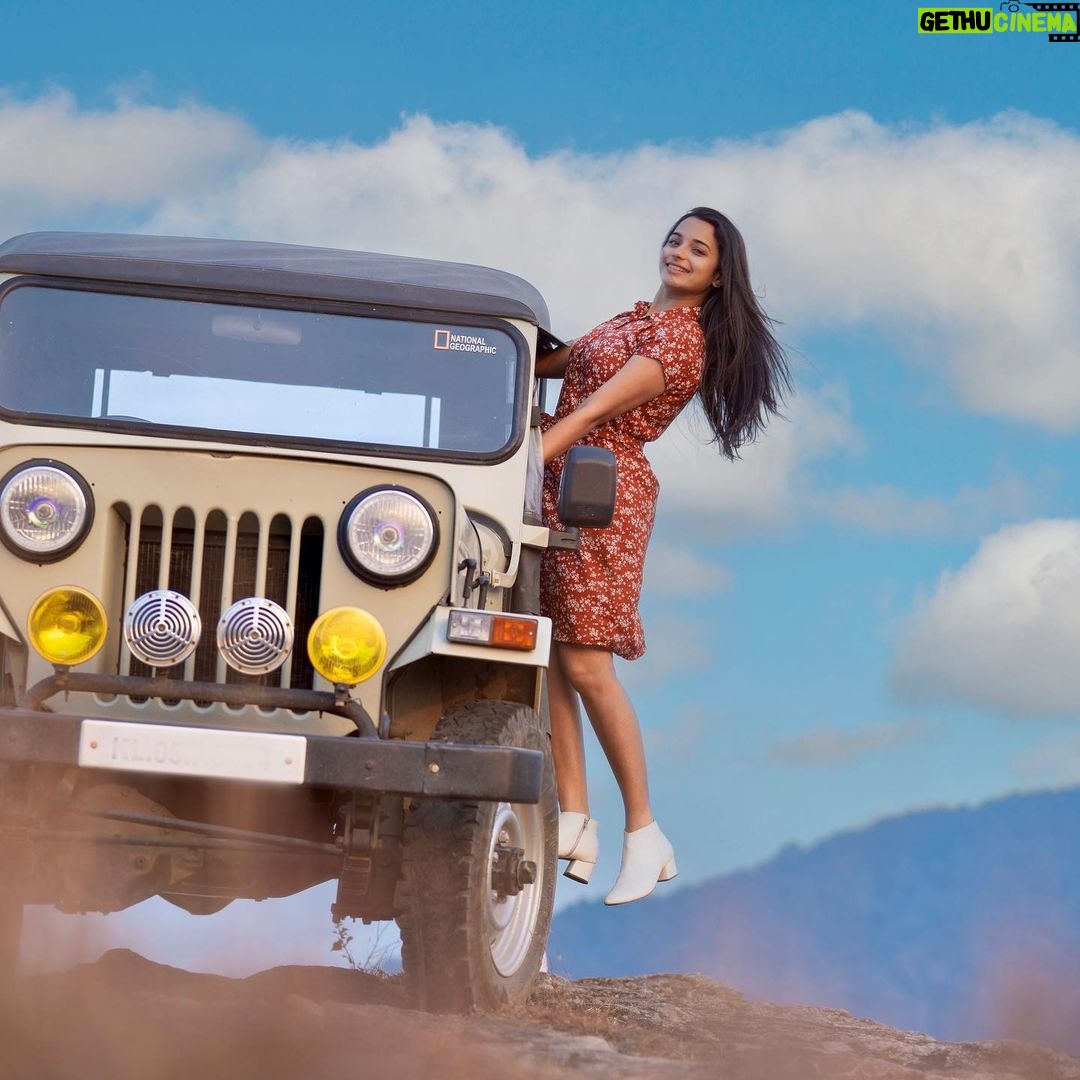 Lavanyaa Instagram - Fill your life with adventures, not thing. Have stories to tell, not stuff to show. 📸 @kanyamedia Stay @cliffdomicile Thanks for the safe adventures @soundararajan_vadivel #lavanya #tamil #tamilponnu #tamilcinema #tamilsongs #kerala #idukki #sunset #sunsets #sunsetphotography #munnar #kolukkumalai #keralatourism #cliffdomicile #jeep #safari #mountains #mountain #southindia #wanderlust #wanderer #hills #munnardiaries #girl #travel #travelphotography #travelgram #mullai #4x4 #love Munnar