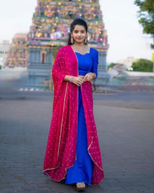 Lavanyaa Instagram - May the festival of lights bring success and brighten up your future endeavours 

Wishing you and your family a happy and prosperous Diwali 🪔 

Outfit @sambhaviboutique 
Photography @kanyamedia 
Jewellery @aara_bridal_jewellery_studio 

#diwali #happydiwali #happydiwali🎉 #diwalivibes✨ #temple #blue #pink #light #festival #vibepositiva