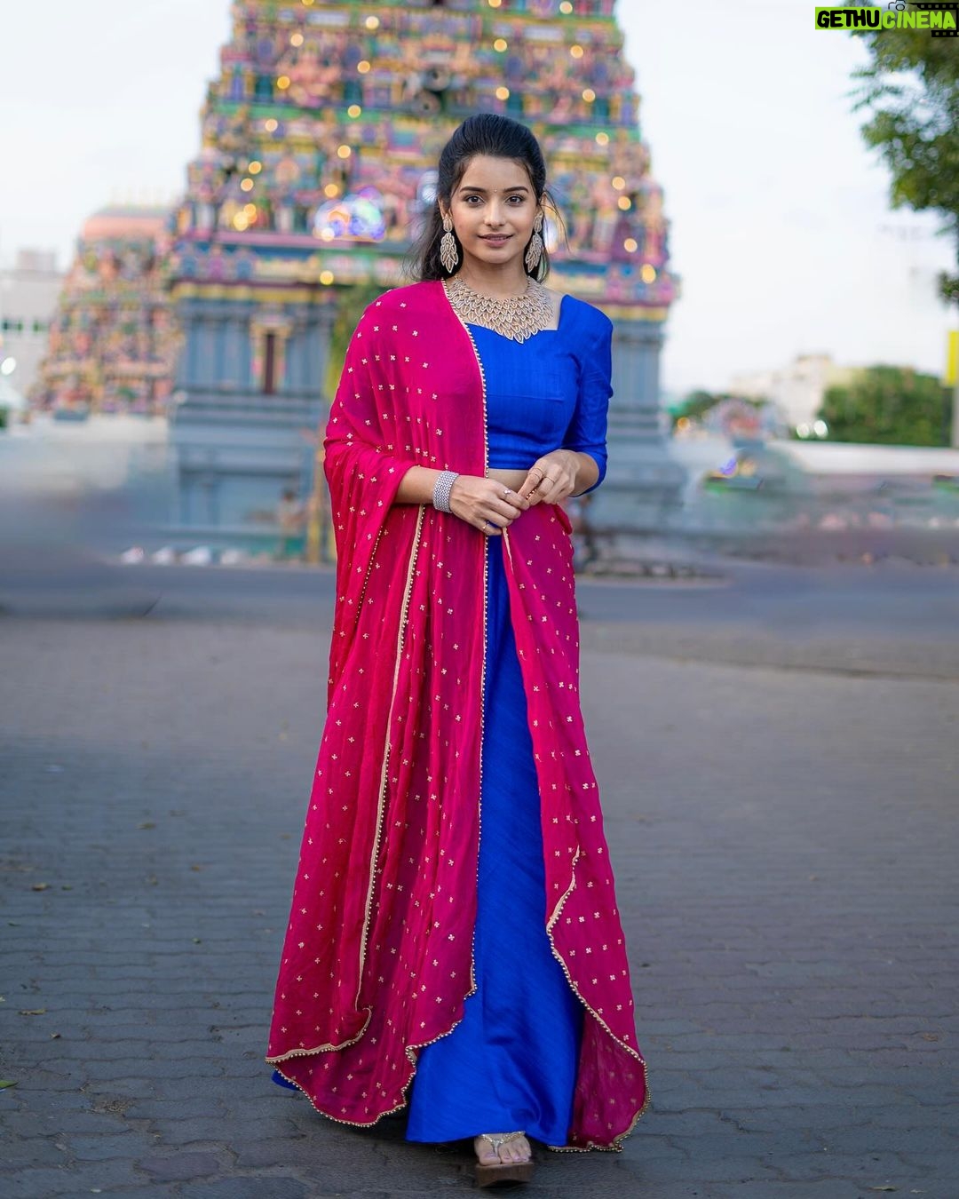 Lavanyaa - 107.7K Likes - May the festival of lights bring success and brighten up your future endeavours
Wishing you and your family a happy and prosperous Diwali 🪔
Outfit @sambhaviboutique
Photography @kanyamedia
Jewellery @aara_bridal_jewellery_studio
#diwali #happydiwali #happydiwali🎉 #diwalivibes✨ #temple #blue #pink #light #festival #vibepositiva