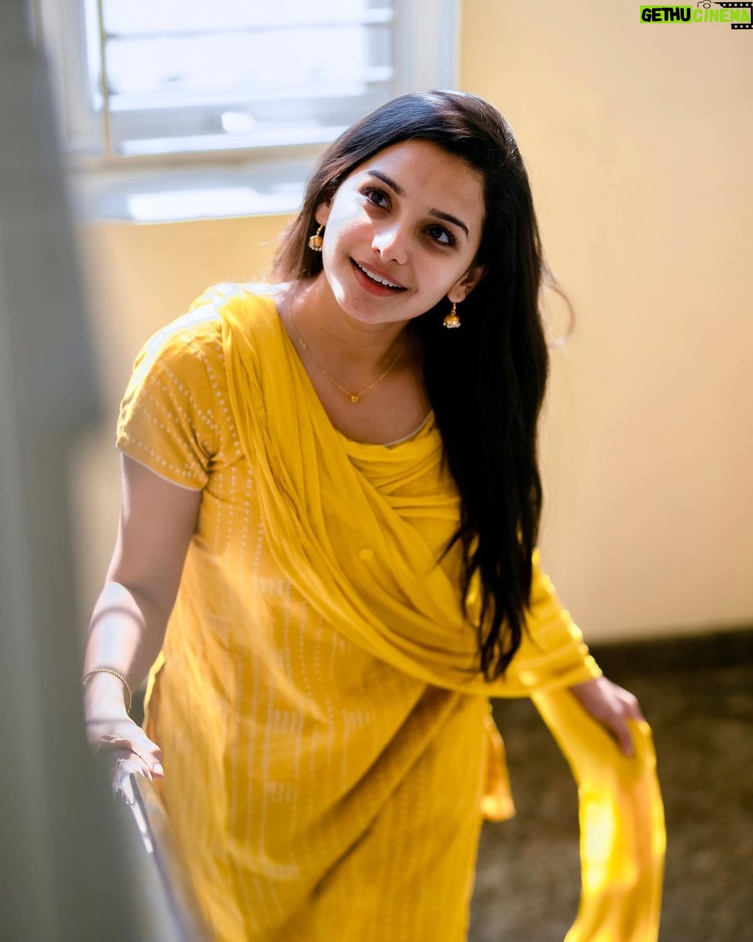 Lavanyaa - 111.5K Likes - 💛
📸 @kanyamedia
#lavanya #tamil #tamilponnu #kollywood #tamilcinema #kollywoodcinema #tamilactress #tamilsongs #yellowkurti #yellow #sunkissed #ootd #tiruppur #coimbatore #nomakeup #hairstyles #salwars #tamilsong #healthylifestyle #organic #organicskincare #organicfood #helpothers #instagood #bracelets #golden #mullai #pandianstores #vijaytv #queenofmadras