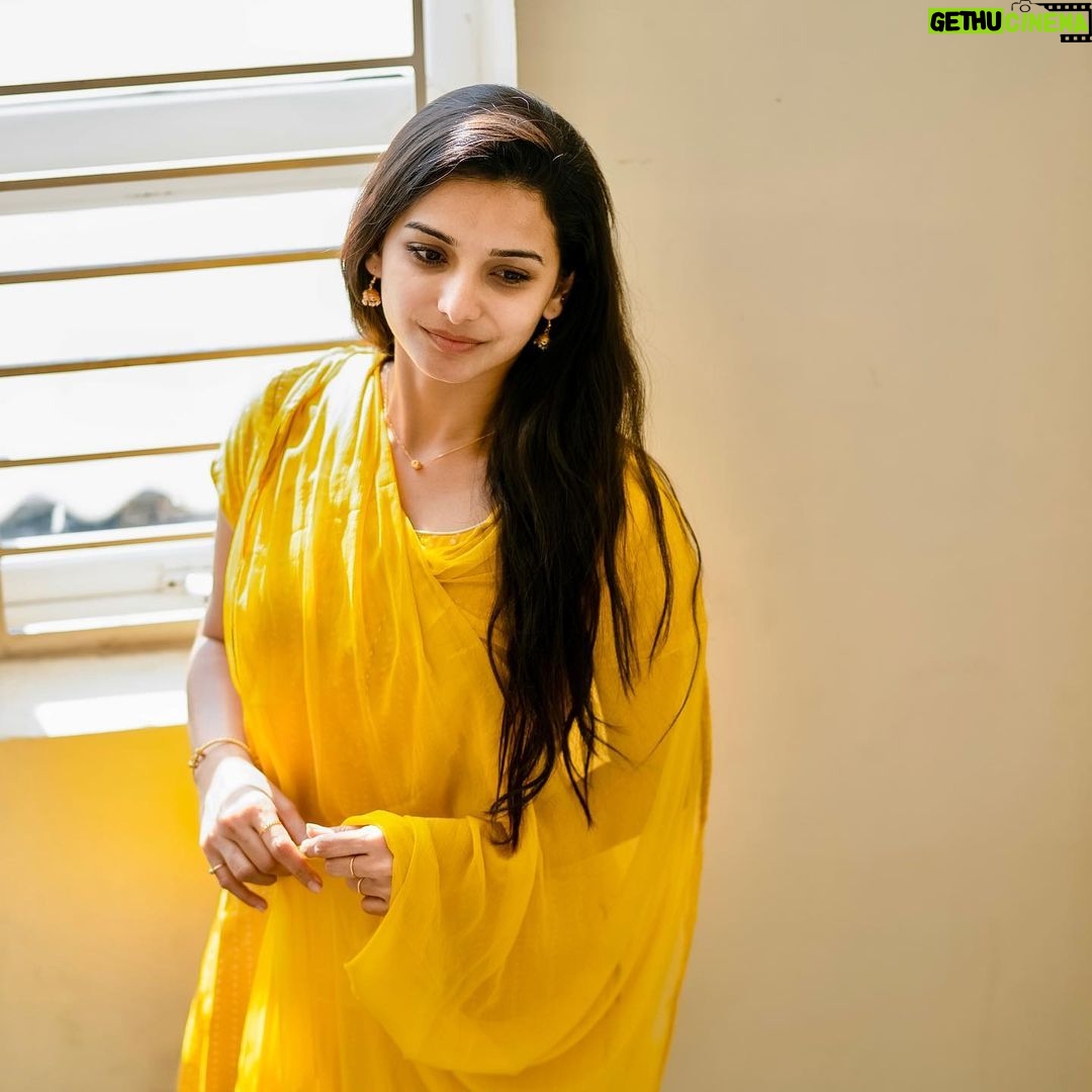 Lavanyaa Instagram - என் இதழின் ஓரம்… புன்னகையின் கோலம்… PC: @kanyamedia #lavanya #tamil #tamilponnu #tamilcinema #tamilsongs #kollywood #tamilactress #kollywoodcinema #varisu #soulofvarisu #yellow #yellowsaree #yellowkurti #yellowdress #goodmorning #tiruppur #coimbatore #nomakeup #sunkissed #ootd #outfitoftheday #love #pongal #january #organicskincare #organic #healthyfood #healthylifestyle #instagood #explore Tirupur