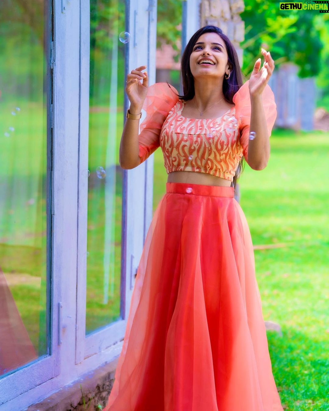 Lavanyaa Instagram - The grass is greener ☘️ where you water it. Outfit from @sambhaviboutique 📸 @kanyamedia #lavanya #tamil #tamilponnu #tamilsongs #tamilcinema #tamilsong #varisu #thunivu #happypongal #pongal #vijaytvserial #vijaytv #vijaytelevision #pandianstores #mullai #sippikulmuthu #queenofmadras #superqueen #frock #resort #pollachi #coimbatore #chennai #selfmakeup #influencer #tamilinfluencer #chennaimemes #goodmorning #ootd #outfitoftheday Pollachi
