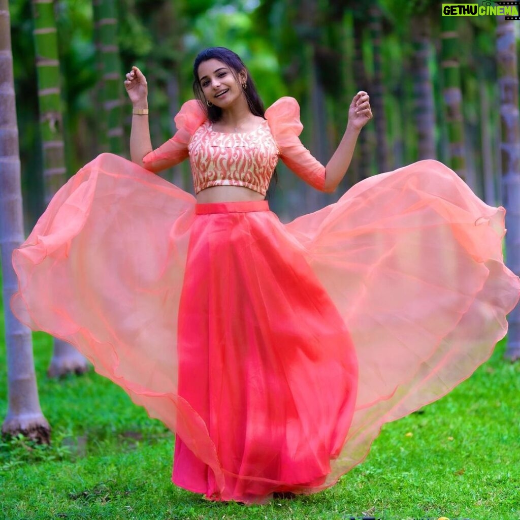 Lavanyaa Instagram - Sending you all 💌 a little love your way today ♥️ Outfit @sambhaviboutique Captured by @kanyamedia #lavanya #tamil #tamilponnu #tamilcinema #kollywood #tamilsongs #peach #southindianbride #portraitphotography #varisu #tamilactress #thunivu #pollachi #chennai #tamilinfluencer #pandianstores #vijaytv #mullai #vijaytelevision #forest #farm #photooftheday #ootd #bridalblouse #sunset #travelphotography #instagood #chennaiinfluencers #healthylifestyle #chennaiweekend Pollachi