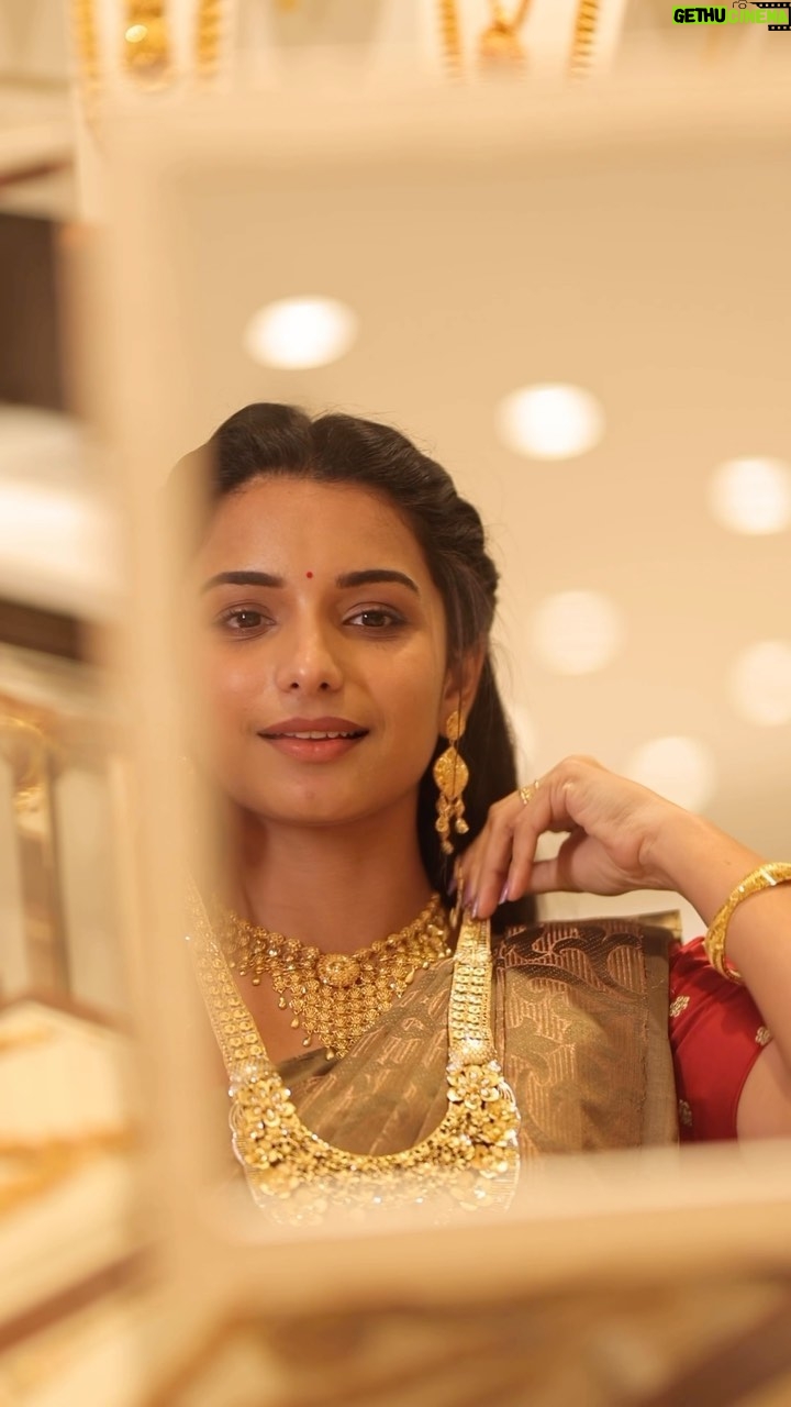 Lavanyaa Instagram - A sweet and traditional festival like Pongal deserves to be celebrated with traditionally handcrafted clothes from our skilled weavers! Enjoy the festival season with a sweet shopping trip to Super Saravana Stores and wear your favourite traditional designs this Pongal! @supersaravanastores @superjewelleryindia Call us at: 78239 13777, 78239 23777 #happypongal #suryapongal #bhogi #indianfestival #indianholiday #pongalseason #pongal #holidaystyle #holidayshopping #nye #newyearstyle #style #trends #superstore #supersilks #silk #kidswear #festivalcollection #supersaravanastores #newcollections #shop #shopping #quality #chennai #saree #womenswear #chic #styles #instastyles Madurai - நம்ம மதுரை