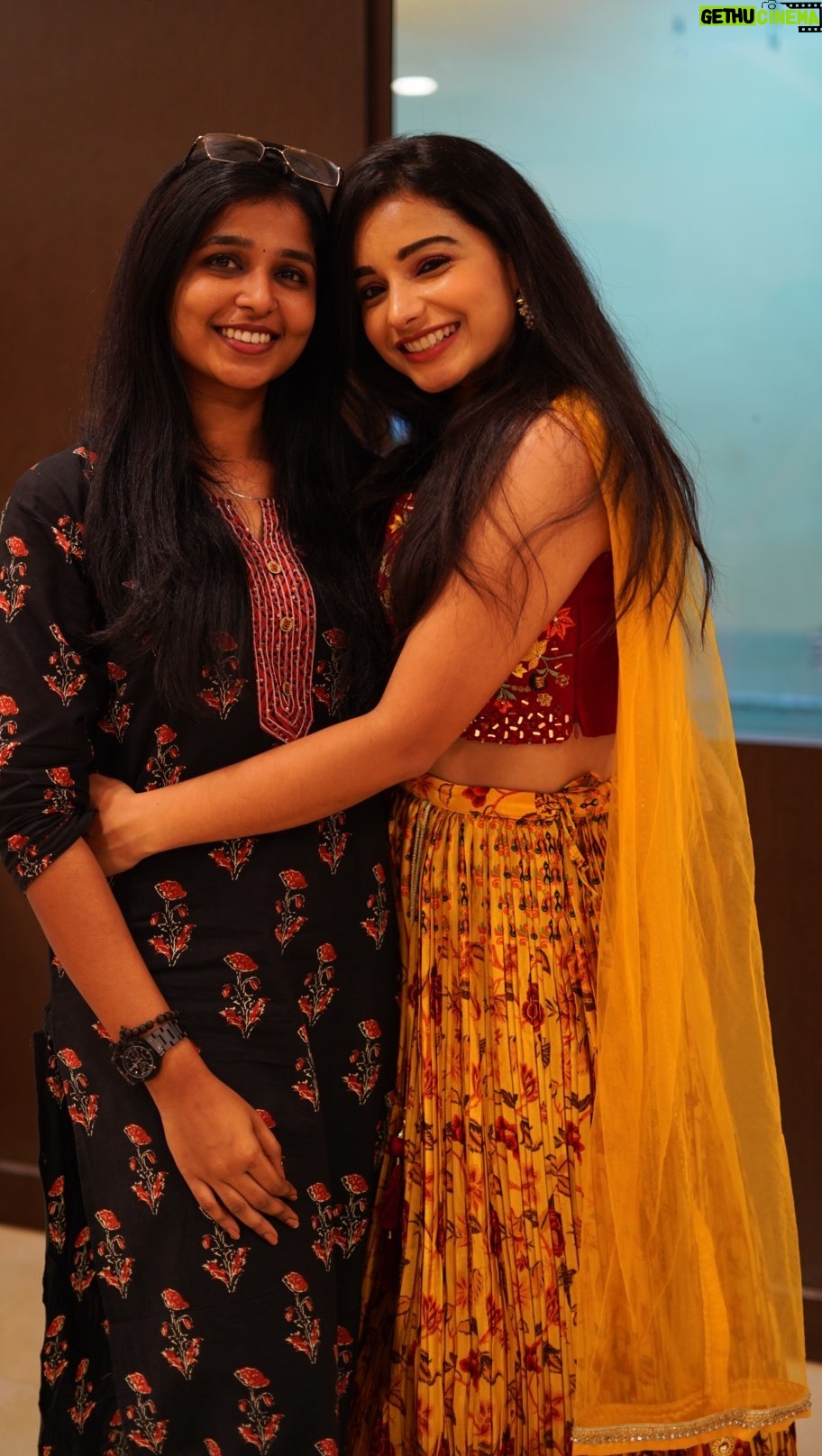 Lavanyaa Instagram - Happiest birthday to the most beautiful @lavanyaa_official A perfect girl with no bad intentions or thoughts , always bringing happiness and joy around , the infectious laugh you have akka 🥹 that’s priceless ! Konja time erundhalum takunu call pani vanga da veliya Polam nu solradhu elam it means a lot to us @thasha_45 … We value you a lot ! A true soul ! Happy Birthday akka @lavanyaa_official Tharun and I we love you soooo much and you know that 🖤 Yepovumey epdiey sirichukitey happy Azhagu akka va erukanum …. Namma Veeda marandhuradhenga, we are still there ! @lavanyaa_official #trendingreels #lavanya