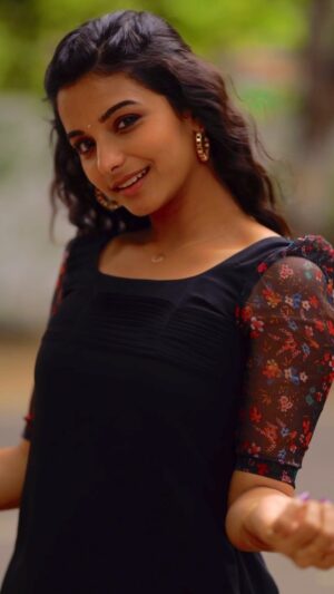 Lavanyaa Instagram - பொன் மான் இவளா 🦌✨

Outfit: @sambhaviboutique 
Hairstyle: @m_a_h_i_hairdo 
Video: @kanyamedia 

#lavanya #tamil #tamilcinema #tamilsongs #newyear #happynewyear #newyear2023 #thunivutrailer #chennai #tamilserial #birthdaypost #kurti #tirupur #cars #streetphotography #gratitude #thunivu #kollywood #mullai #naturephotography #winter #saturday #love #bts #healthylifestyle #instagood #ootd #outfitoftheday #food #lifestyle