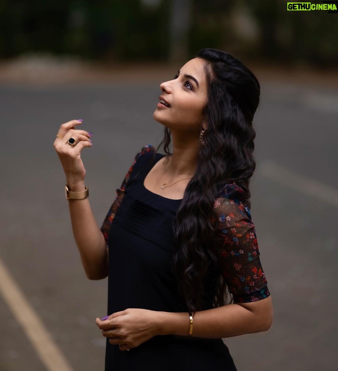 Lavanyaa Instagram - 365/365 🖤 grateful for small, big and every thing in between. Outfit: @sambhaviboutique Hairstyle: @m_a_h_i_hairdo PC: @kanyamedia #lavanya #tamil #tamilponnu #tamilcinema #tamilsongs #yearend #black #kurti #thunivutrailer #thunivu #varisu #wakeupandmakeup #makeup #hairstyles #chennai #vijaytv #vijaytelevision #pandianstores #mullai #happynewyear2023 #photography #photooftheday #portraitphotography #happynewyear #kollywood #tamilactress #motivation #girl #love #streetphotography Chennai, India