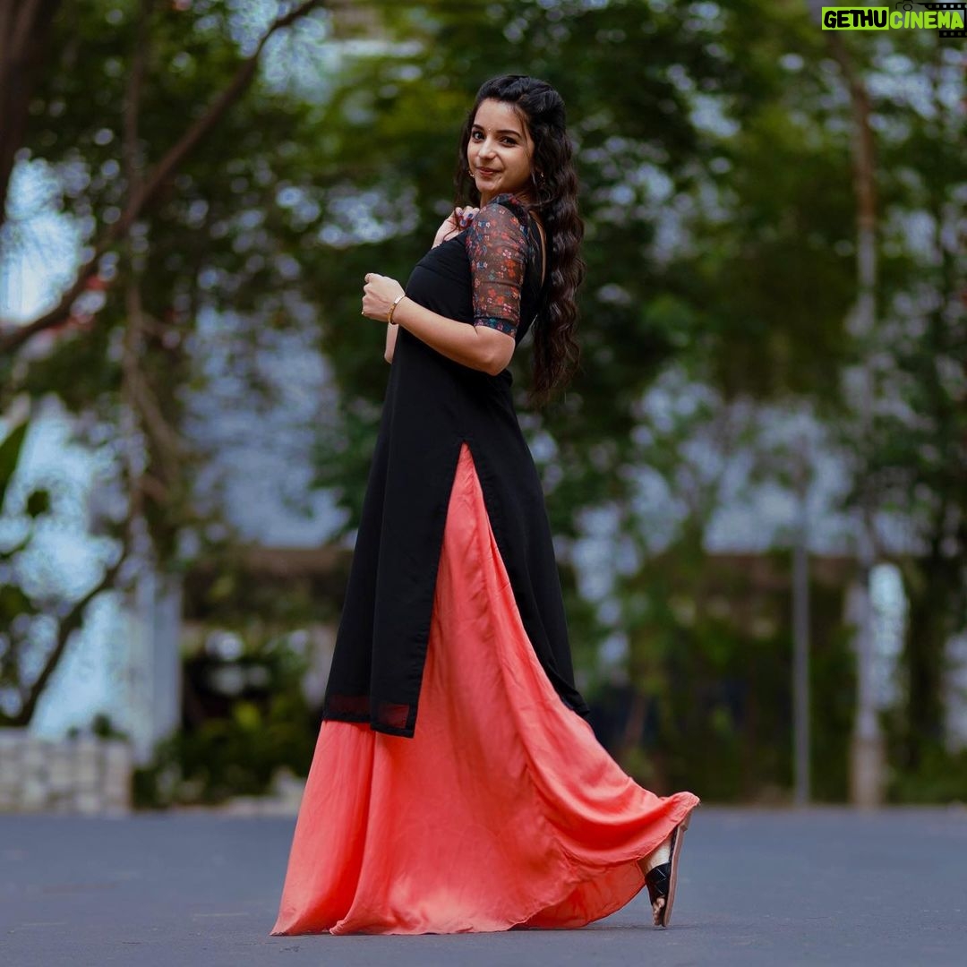 Lavanyaa Instagram - Let whoever think whatever π Outfit: @sambhaviboutique Hairstyle: @m_a_h_i_hairdo #lavanya #tamil #tamilponnu #tamilcinema #tamilsongs #thunivutrailer #chennai #blacktop #blackdress #makeup #hairstyles #hairstyle #hairdo #fashion #fashionstyle #fashionblogger #vijaytvserial #vijaytv #vijaytelevision #pandianstores #mullai #love #newyear2023 #newyear #december #yearend #streetstyle #sunset #photography #thunivu Chennai, India