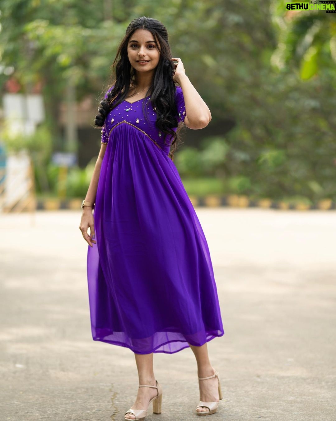 Lavanyaa Instagram - Just enjoy where you are now π
π»ββοΈ. Wearing @sambhaviboutique Hair @m_a_h_i_hairdo Pc @kanyamedia #lavanya #tamil #tamilcinema #tamilsongs #tamilponnu #kollywood #kollywoodcinema #makeup #hairstyles #hair #violet #purple #girl #positivevibes #jasper #jaspertamilmovie #love #ootd #outfitoftheday #sunset #heroine #mullai #pandianstores #vijaytv #tamilactress #chennai #tiruppur #helpothers #photooftheday #christmas Prasad Preview Theatre Saligramam