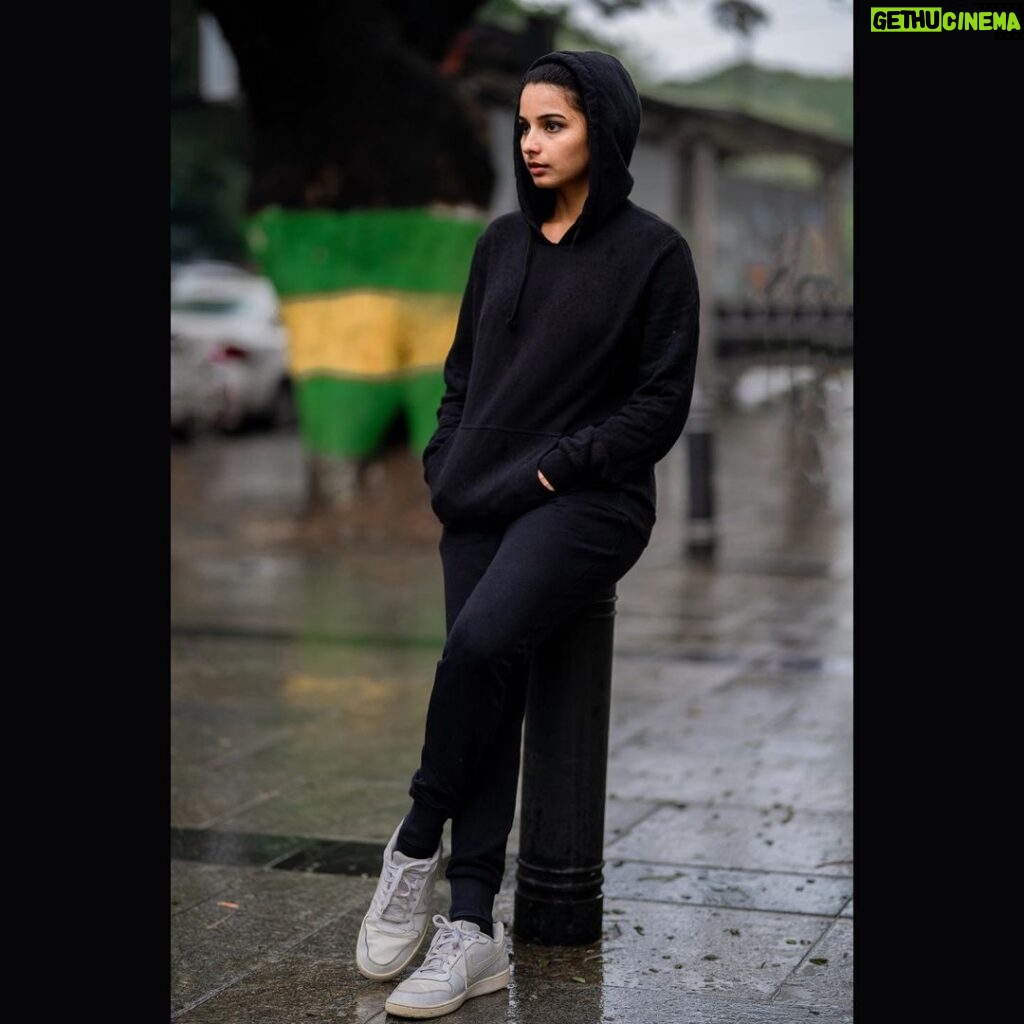 Lavanyaa Instagram - 🌧️+🎵+🤍 Yuvan 📷 @kanyamedia #tamil #yuvansongs #weather #rainyday #chennai #rain #cyclonemandous #hoodie #chill #music #yuvanshankarraja #tamilsongs #nomakeup #tamilcinema #kollywood #vijaytv #pandianstores #mullai #pandianstoremullai #lavanya #fashionblogger #girl #instagood #ootd #tamilponnu #birthdaymonth #picoftheday #workout #streetstyle #streetphotography Chennai, India