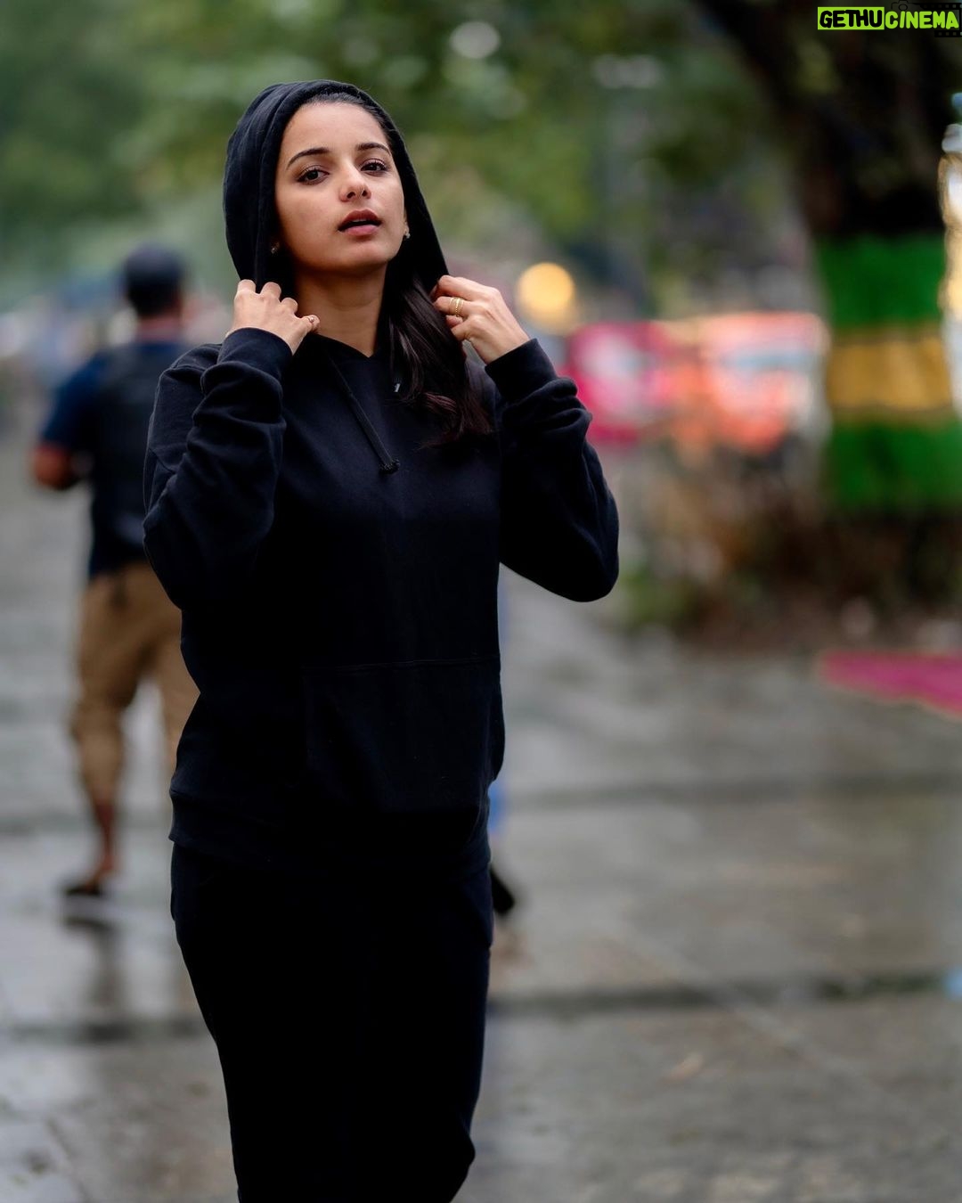 Lavanyaa Instagram - hello winter ❄️ 📷 @kanyamedia #winter #winteroutfit #winterfashion #mandouscyclone #welcomedecember #rain #rainyday #hoodie #streetstyle #streetphotography #portraitphotography #photography #chennai #chennairains #tamilponnu #lavanya #pandianstores #mullai #sippikulmuthu #queenofmadras #kanya #nomakeup #birthday #shoes #elevenparis #vijaytv #photooftheday #ootd #outfitoftheday #fashion Chennai, India