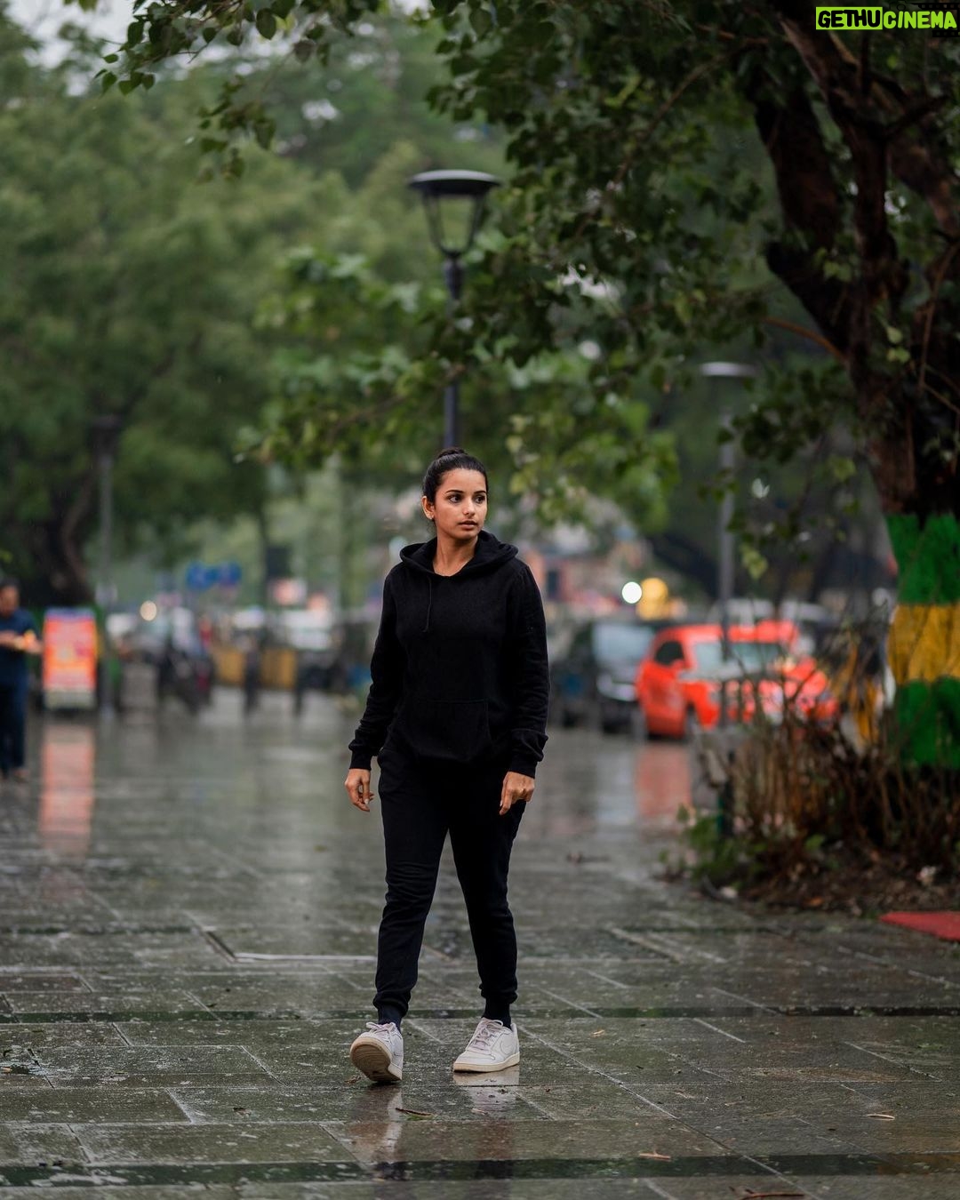Lavanyaa Instagram - Pluviophile 🌨️ 📷 @kanyamedia #lavanya #tamil #tamilponnu #fashion #fashionblogger #chennai #cyclonemandous #hoodie #rain #blackdress #shoes #ootd #outfitoftheday #winteroutfit #winter #coimbatore #nomakeup #naturelovers #nature #streetphotography #streetstyle #tamilcinema #vijaytv #pandianstores #mullai #photography #explore #rainyday #healthylifestyle #workout Chennai, India