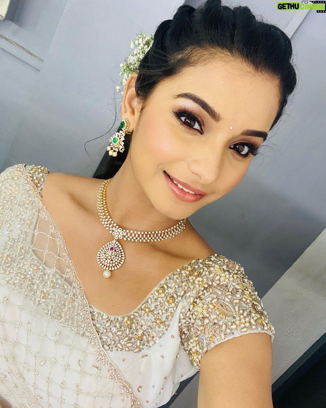 Lavanyaa Instagram - December🤍 the last one, will be the best one 💫 #shootday #lavanya #saravanastores #saravanastoresgoldpalace #madurai #tamil #tamilponnu #whitedress #saree #makeup #selfie #december #welcomedecember #vijaytelevision #mullai #sippikulmuthu #tamilsongs #helpothers #smile #supportsmallbusiness #kollywood #photooftheday #ootd #ootdfashion #pearl #necklace #fifaworldcup #fifaworldcup2022 #bts #love Foreshore Estate