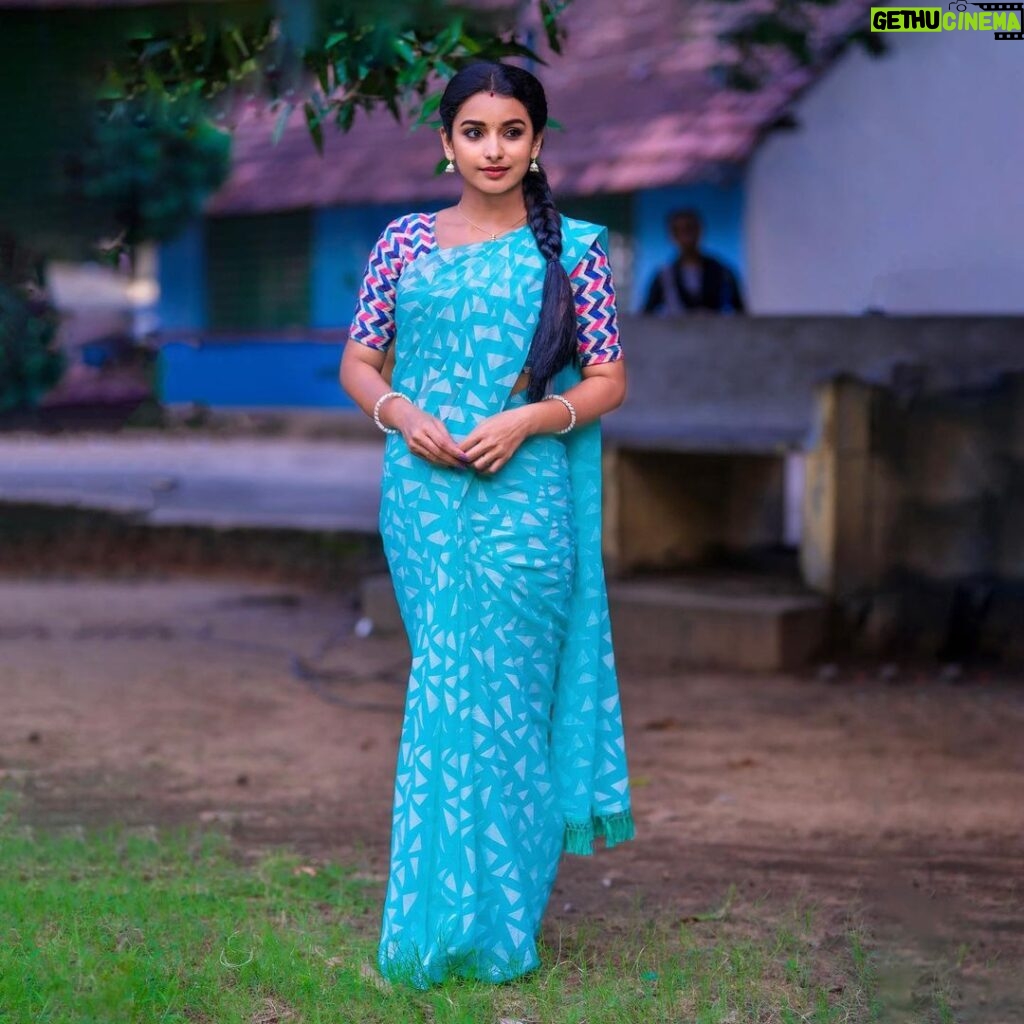 Lavanyaa Instagram - Success comes in direct proportion to the number of people you help. PC: @kanyamedia Saree: @srisaicollections9 Blouse: @sambhaviboutique #lavanya #tamil #tamilponnu #love #sippikulmuthu #vani #pandianstores #mullai #queenofmadras #model #influencer #chennai #kollywood #kollywoodcinema #ignorenegativity #helpothers #helponeanother #blue #saree #sareelove #sareedraping #sareefashion #hairstyles #garden #varisu #tamilsongs #loveyourself #positivity #supportsmallbusiness #selflove Chennai, India
