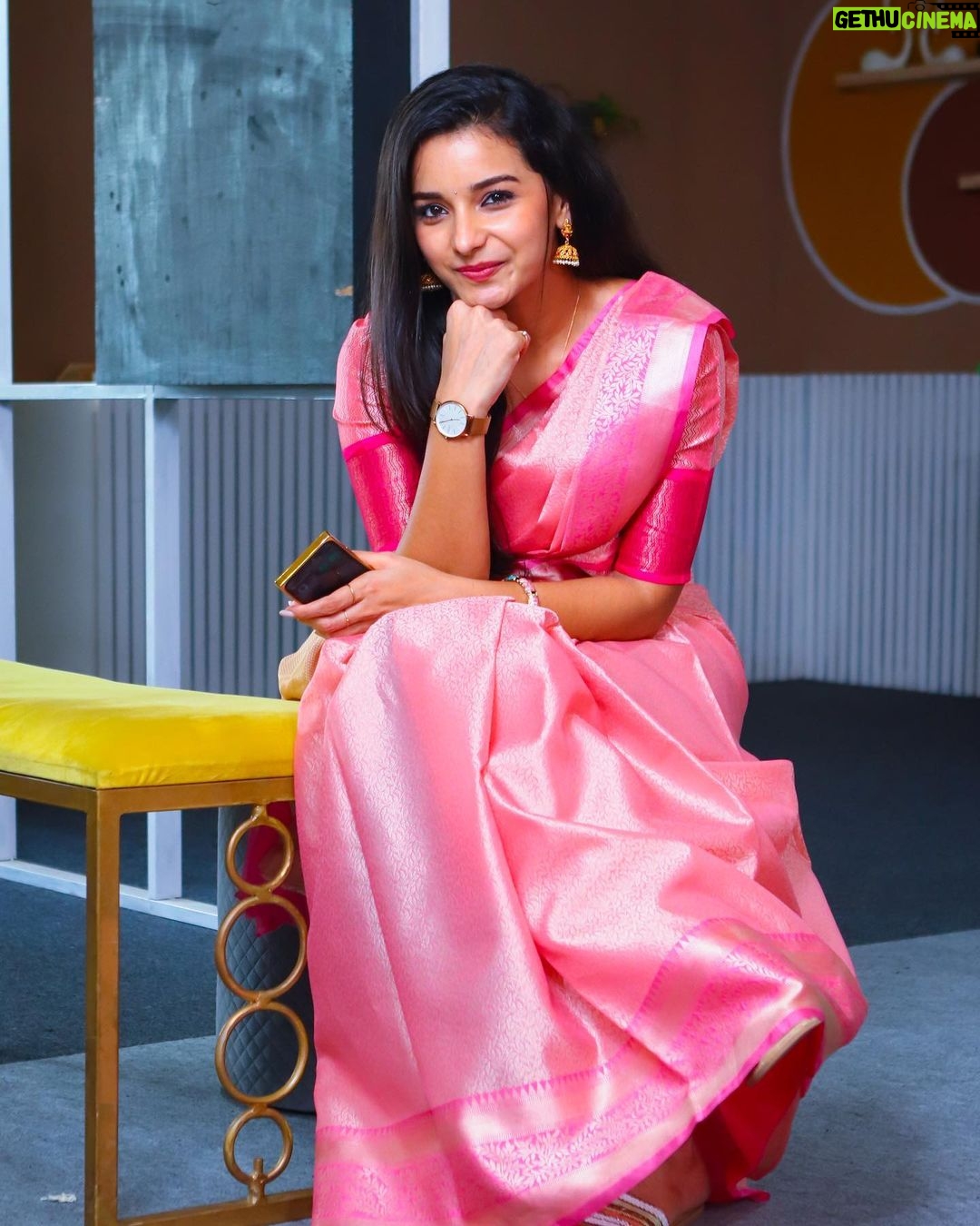 Lavanyaa - 97.6K Likes - Unnodu vazhatha vazhvenna vazhvu 🤔
#saree #pink #lavanya #sareelove #traditional #aha #ahatamil #ramya #office #veramarioffice #tgic #indian #company