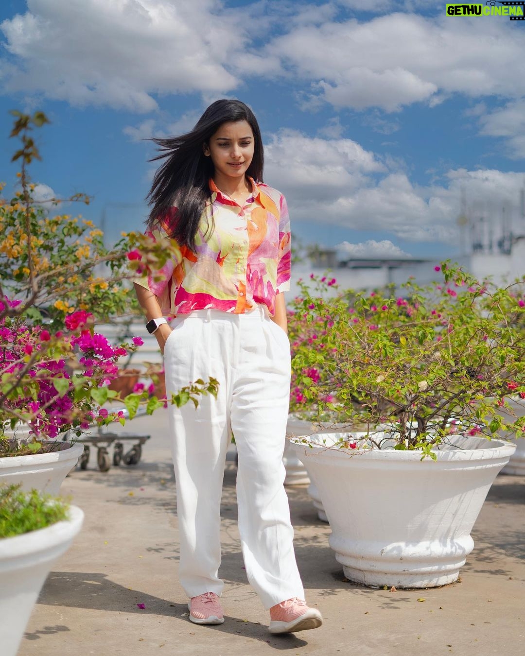 Lavanyaa Instagram - 🤍💖💛💚🤍 📸 @kanyamedia #lavanya #tamil #tamilponnu #ootd #outfitoftheday #fashionstyle #fashion #fashionista #multicolor #chennai #tamilcinema #tamilsongs #love #instagram #instagood #hairstyles #sky #portrait #photooftheday #photography #vijaytvserial #pandianstores #mullai #madurai #airportlook #organicskincare #organic #nomakeup #quotes #girl Chennai, India