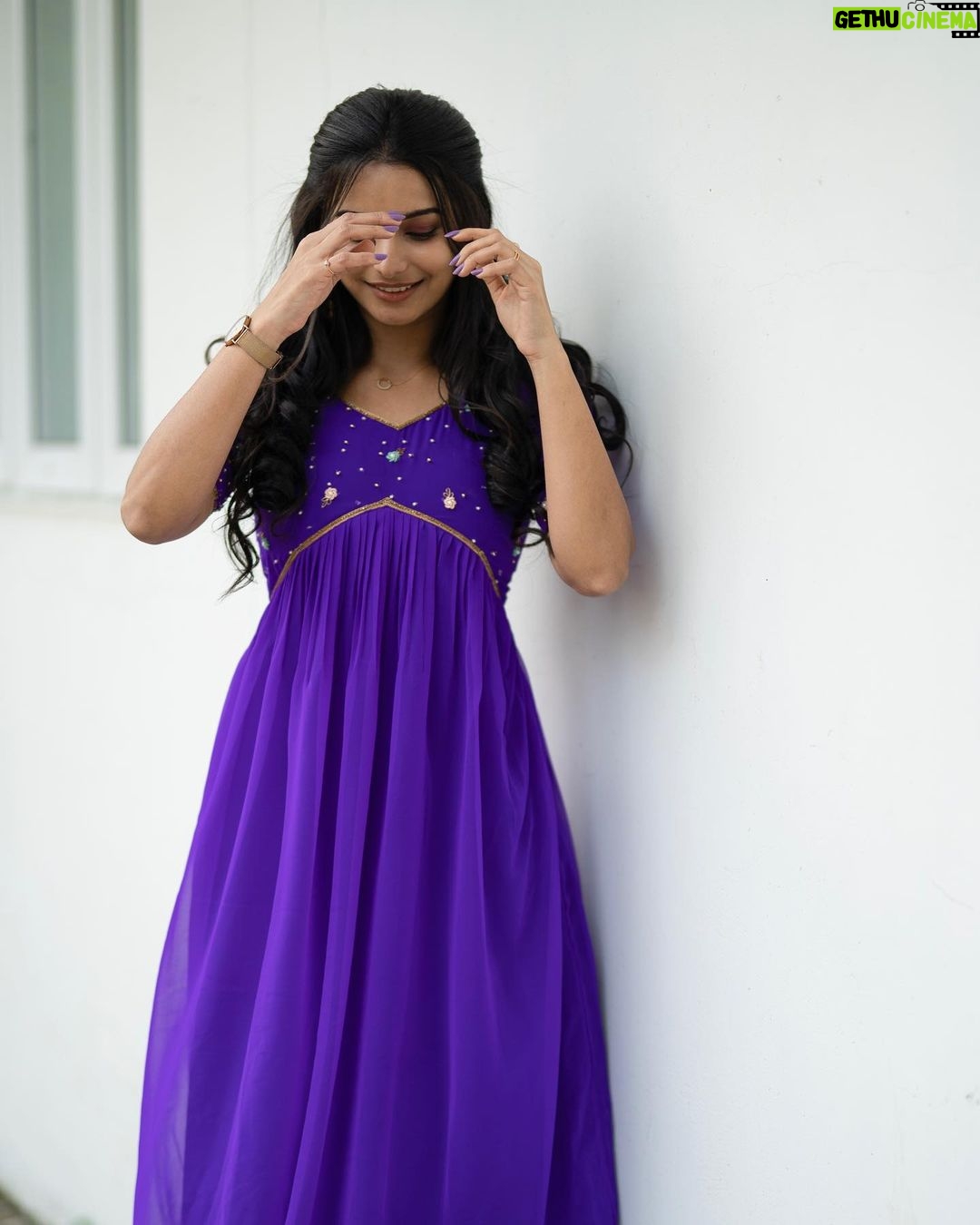 Lavanyaa Instagram - Just enjoy where you are now π
π»ββοΈ. Wearing @sambhaviboutique Hair @m_a_h_i_hairdo Pc @kanyamedia #lavanya #tamil #tamilcinema #tamilsongs #tamilponnu #kollywood #kollywoodcinema #makeup #hairstyles #hair #violet #purple #girl #positivevibes #jasper #jaspertamilmovie #love #ootd #outfitoftheday #sunset #heroine #mullai #pandianstores #vijaytv #tamilactress #chennai #tiruppur #helpothers #photooftheday #christmas Prasad Preview Theatre Saligramam