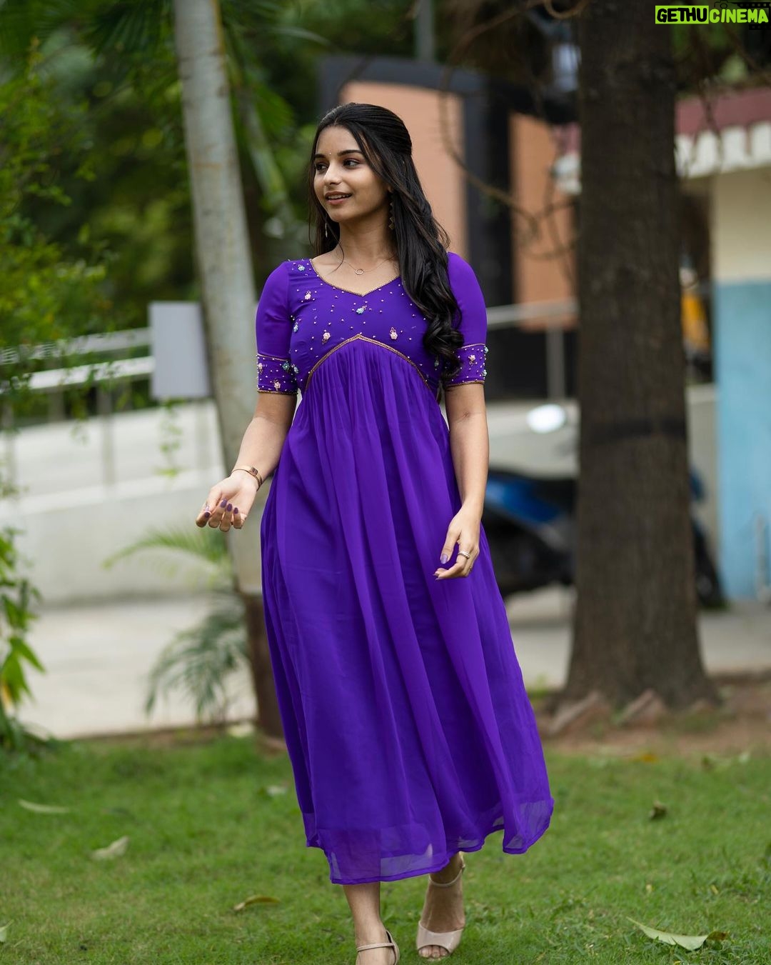 Lavanyaa Instagram - Just enjoy where you are now π
π»ββοΈ. Wearing @sambhaviboutique Hair @m_a_h_i_hairdo Pc @kanyamedia #lavanya #tamil #tamilcinema #tamilsongs #tamilponnu #kollywood #kollywoodcinema #makeup #hairstyles #hair #violet #purple #girl #positivevibes #jasper #jaspertamilmovie #love #ootd #outfitoftheday #sunset #heroine #mullai #pandianstores #vijaytv #tamilactress #chennai #tiruppur #helpothers #photooftheday #christmas Prasad Preview Theatre Saligramam