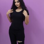 Lavanyaa Instagram - I think in black ♟️ Pc @kanyamedia #think #black #blackpink #blacklove #curl #curlyhair #curlyhairstyles #blackmatters #pink #trendingsongs Chennai, India